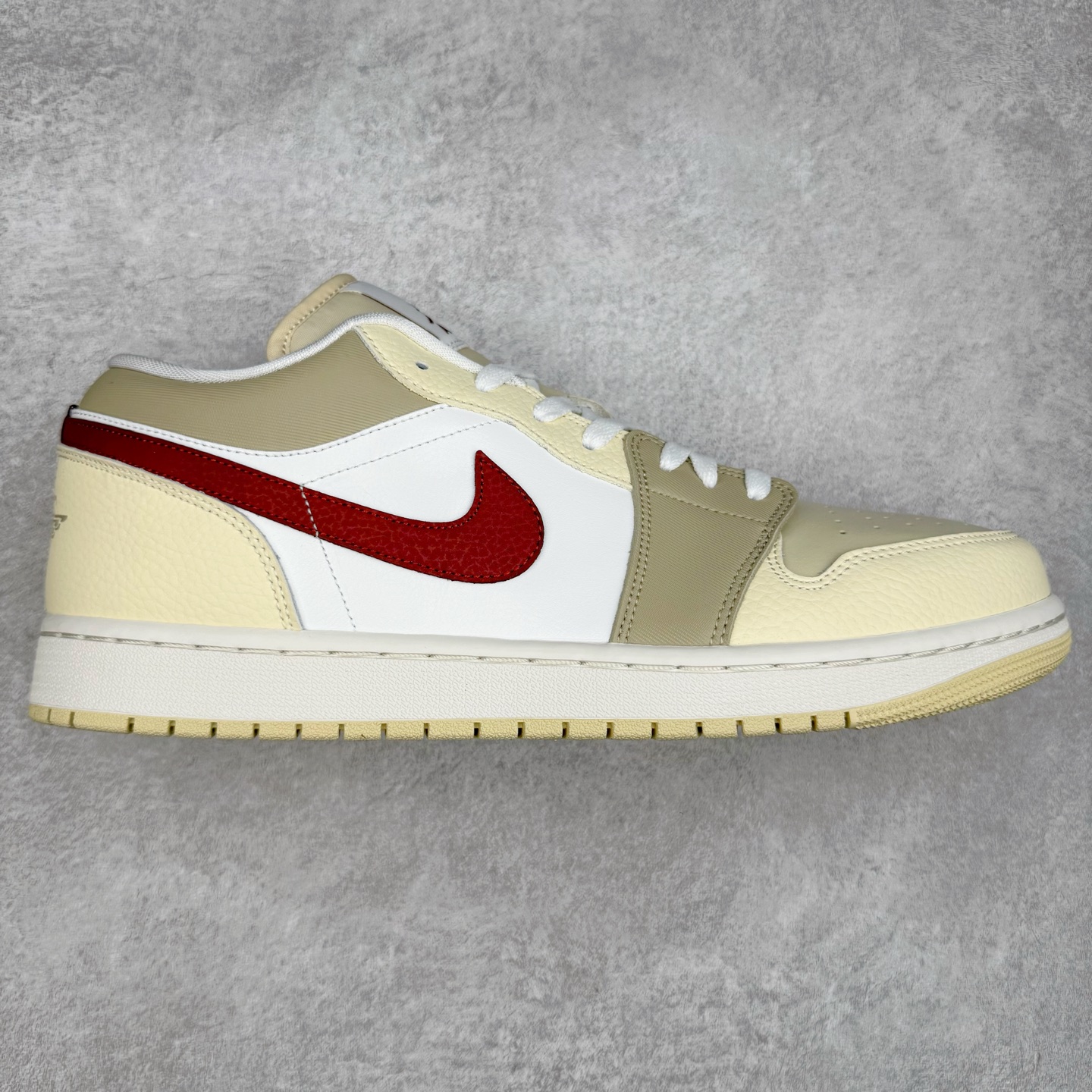 ＃K版 Air Jordan AJ1 Low 低帮 米白红 HV6530-100 全新流水线出品 DT版本唯一平替选择 市场第二梯队最强版 全部原鞋开发 原楦原纸板开发 全鞋电脑针车 原厂内置全掌气垫 原盒内在原标 唯一Zp原版鞋带绑法 免检产品 全新2022版型 全头层皮料 完美零毛边处理 原厂配置全掌气垫 价格定位良心 几十个配色陆续出货 实拍调校N版已经零色差零失真 百分百还原实物色彩所见即所得 不存在货不对板色差等低级问题 选购参考实物拍摄 不混卖不参货 只用心做好货严格选品 承诺混一赔十 尺码：36 36.5 37.5 38 38.5 39 40 40.5 41 42 42.5 43 44 44.5 45-选品中心