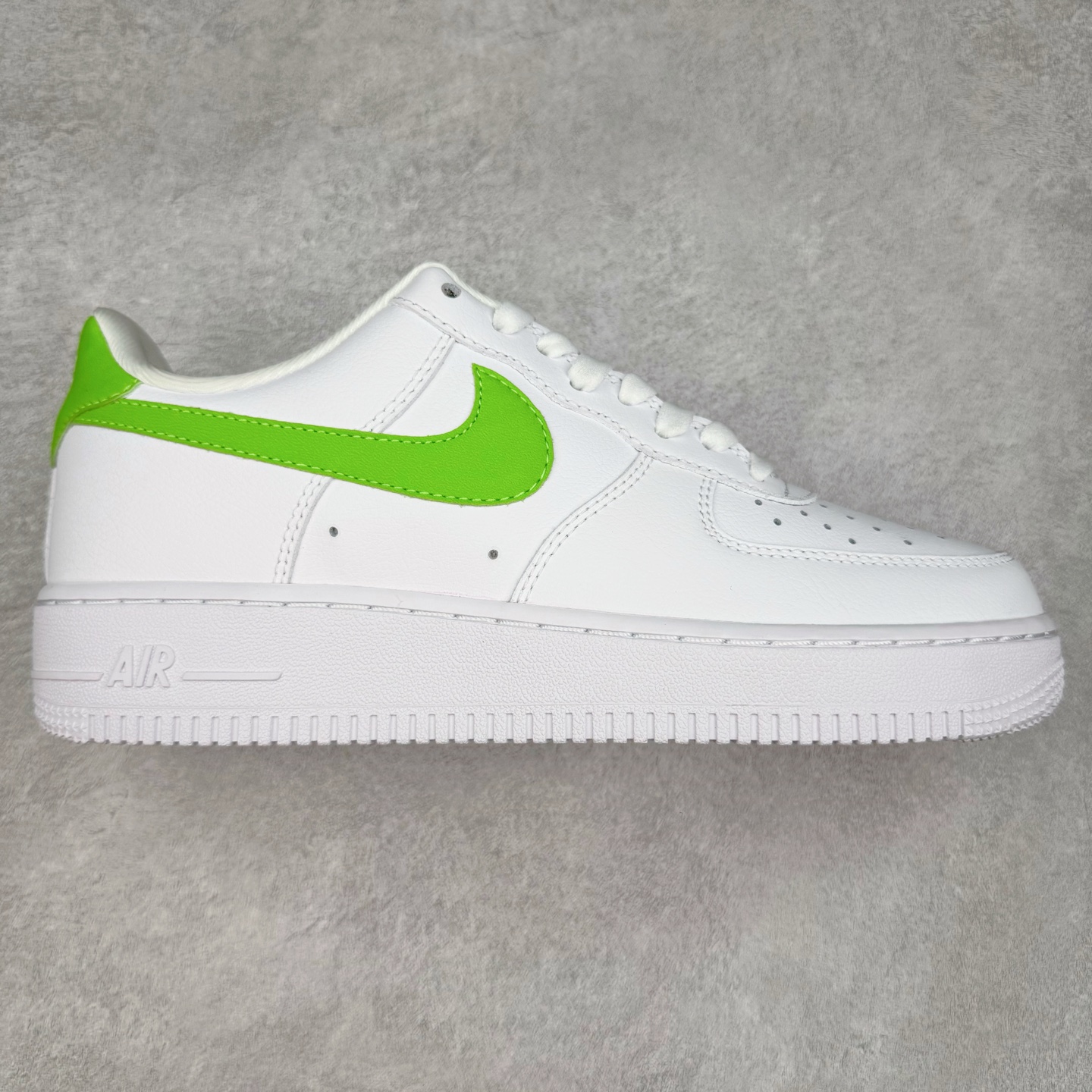 图片[7]-＃XT纯原 NK Air Force 1´07 Low 空军一号低帮百搭休闲运动板鞋 顶级批次 2022全新楦头鞋型 鱼鳞大底 历时开发三个月 清洁度完美 二维码鞋标 内置芯片及solo气垫 大底高度及其弧度依照正品 钢印 logo刺绣 鞋口弧度 鞋头长度 鞋面冲孔 鞋垫背胶及钢印 完美鞋型对比正品 每一处都是细节满满 柔软、弹性十足的缓震性能和出色的中底设计 横跨复古与现代的外型结合 造就出风靡全球 三十多年的Force 1 直到今天还深受青睐 实拍调校N版已经零色差零失真 百分百还原实物色彩所见即所得 不存在货不对板色差等低级问题 选购参考实物拍摄 不混卖不参货 只用心做好货严格选品 承诺混一赔十 尺码：36 36.5 37.5 38 38.5 39 40 40.5 41 42 42.5 43 44 44.5 45-选品中心