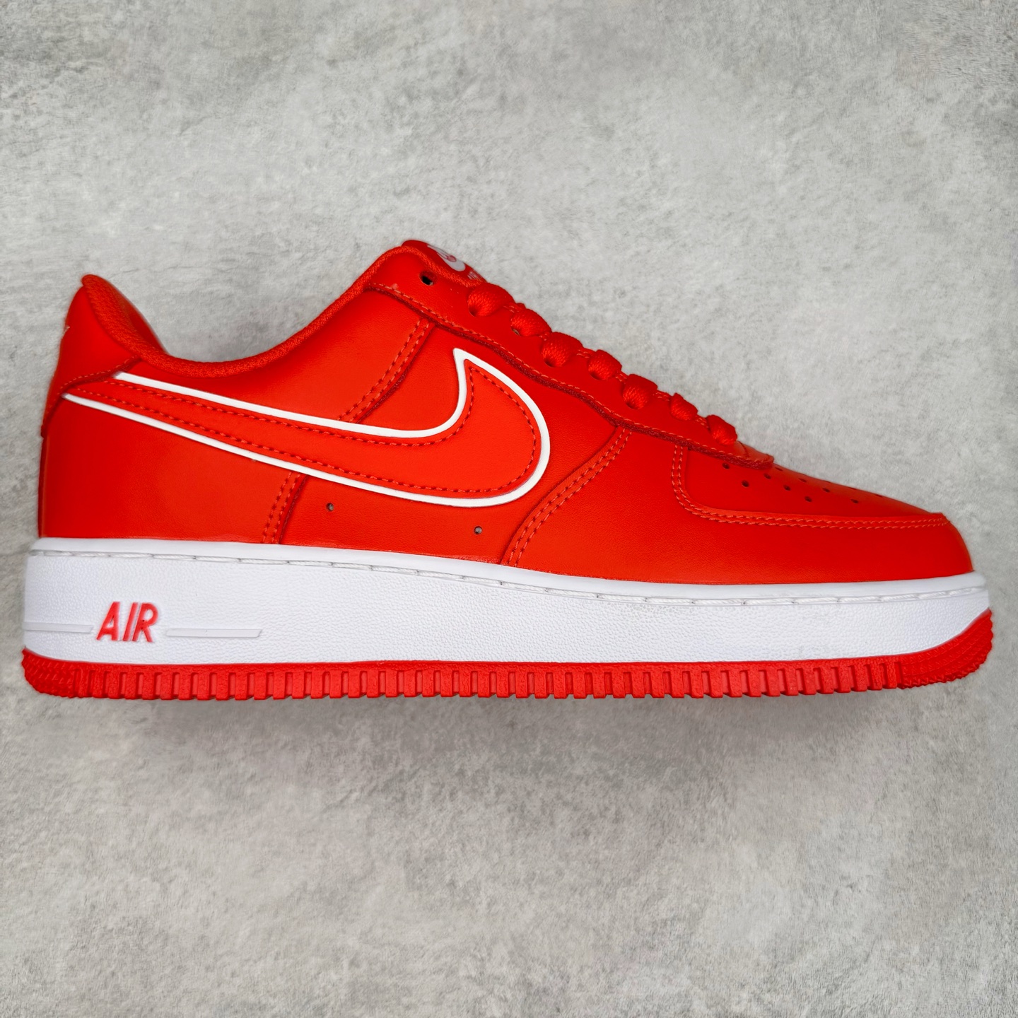 图片[4]-＃XT纯原 NK Air Force 1´07 Low 空军一号低帮百搭休闲运动板鞋 顶级批次 2022全新楦头鞋型 鱼鳞大底 历时开发三个月 清洁度完美 二维码鞋标 内置芯片及solo气垫 大底高度及其弧度依照正品 钢印 logo刺绣 鞋口弧度 鞋头长度 鞋面冲孔 鞋垫背胶及钢印 完美鞋型对比正品 每一处都是细节满满 柔软、弹性十足的缓震性能和出色的中底设计 横跨复古与现代的外型结合 造就出风靡全球 三十多年的Force 1 直到今天还深受青睐 实拍调校N版已经零色差零失真 百分百还原实物色彩所见即所得 不存在货不对板色差等低级问题 选购参考实物拍摄 不混卖不参货 只用心做好货严格选品 承诺混一赔十 尺码：36 36.5 37.5 38 38.5 39 40 40.5 41 42 42.5 43 44 44.5 45-选品中心