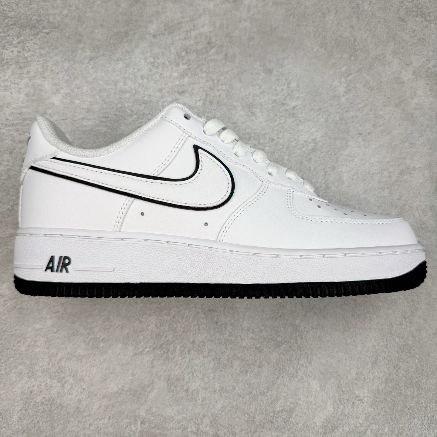 图片[5]-＃XT纯原 NK Air Force 1´07 Low 空军一号低帮百搭休闲运动板鞋 顶级批次 2022全新楦头鞋型 鱼鳞大底 历时开发三个月 清洁度完美 二维码鞋标 内置芯片及solo气垫 大底高度及其弧度依照正品 钢印 logo刺绣 鞋口弧度 鞋头长度 鞋面冲孔 鞋垫背胶及钢印 完美鞋型对比正品 每一处都是细节满满 柔软、弹性十足的缓震性能和出色的中底设计 横跨复古与现代的外型结合 造就出风靡全球 三十多年的Force 1 直到今天还深受青睐 实拍调校N版已经零色差零失真 百分百还原实物色彩所见即所得 不存在货不对板色差等低级问题 选购参考实物拍摄 不混卖不参货 只用心做好货严格选品 承诺混一赔十 尺码：36 36.5 37.5 38 38.5 39 40 40.5 41 42 42.5 43 44 44.5 45-选品中心