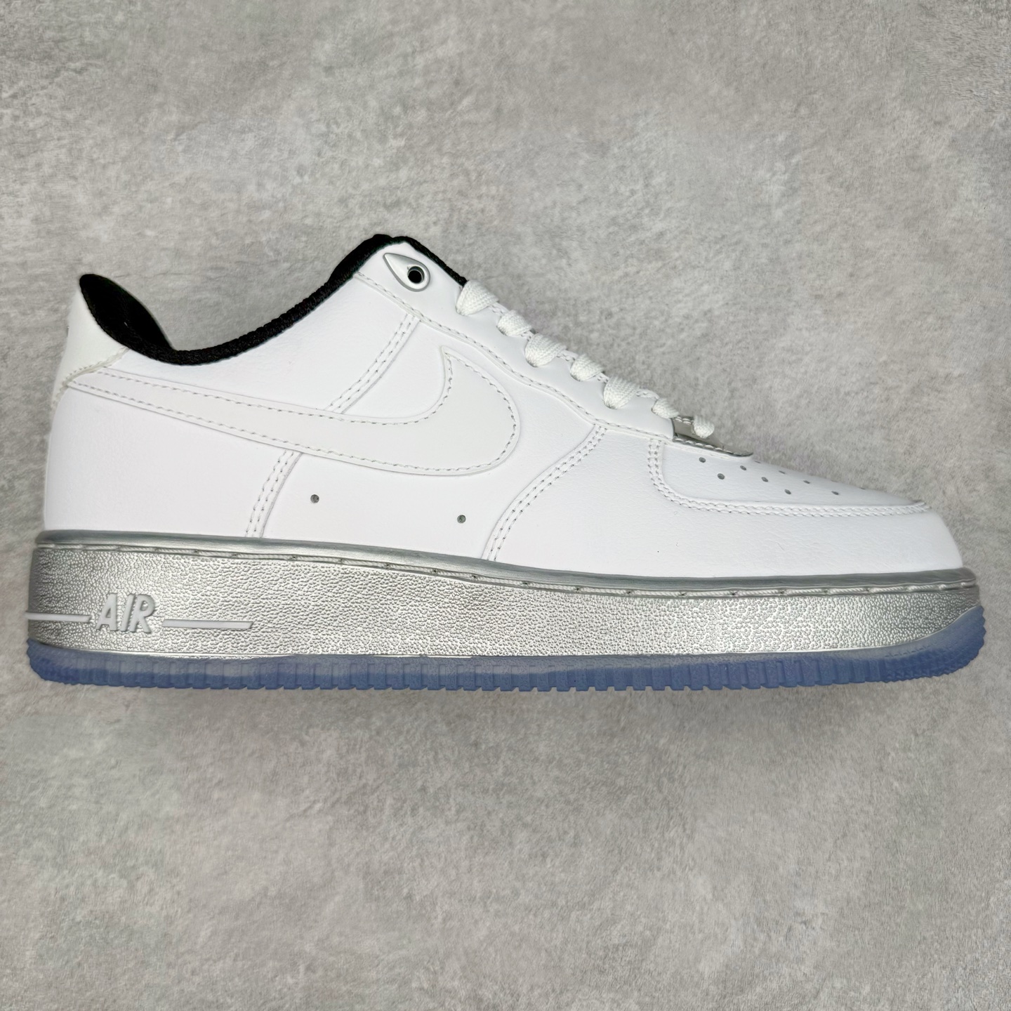 图片[6]-＃XT纯原 NK Air Force 1´07 Low 空军一号低帮百搭休闲运动板鞋 顶级批次 2022全新楦头鞋型 鱼鳞大底 历时开发三个月 清洁度完美 二维码鞋标 内置芯片及solo气垫 大底高度及其弧度依照正品 钢印 logo刺绣 鞋口弧度 鞋头长度 鞋面冲孔 鞋垫背胶及钢印 完美鞋型对比正品 每一处都是细节满满 柔软、弹性十足的缓震性能和出色的中底设计 横跨复古与现代的外型结合 造就出风靡全球 三十多年的Force 1 直到今天还深受青睐 实拍调校N版已经零色差零失真 百分百还原实物色彩所见即所得 不存在货不对板色差等低级问题 选购参考实物拍摄 不混卖不参货 只用心做好货严格选品 承诺混一赔十 尺码：36 36.5 37.5 38 38.5 39 40 40.5 41 42 42.5 43 44 44.5 45-选品中心