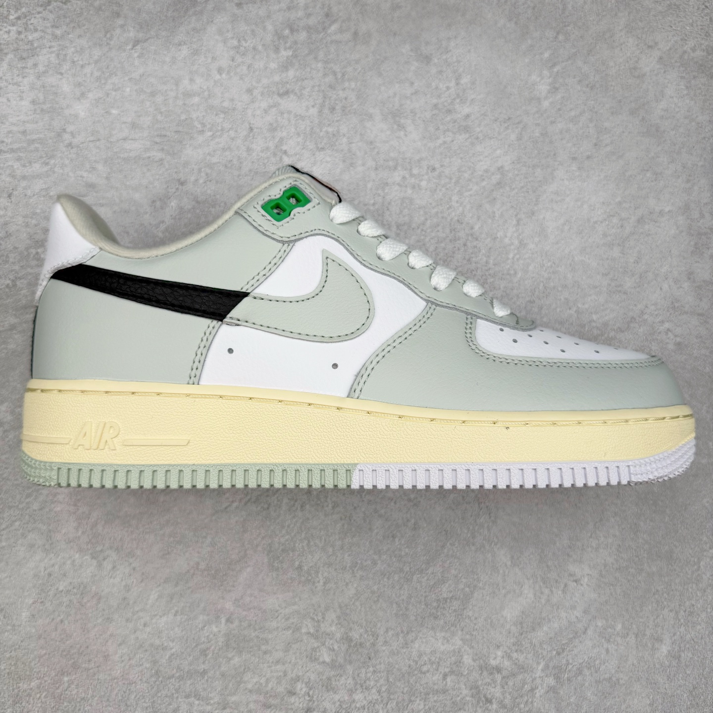 图片[2]-＃XT纯原 NK Air Force 1´07 Low 空军一号低帮百搭休闲运动板鞋 顶级批次 2022全新楦头鞋型 鱼鳞大底 历时开发三个月 清洁度完美 二维码鞋标 内置芯片及solo气垫 大底高度及其弧度依照正品 钢印 logo刺绣 鞋口弧度 鞋头长度 鞋面冲孔 鞋垫背胶及钢印 完美鞋型对比正品 每一处都是细节满满 柔软、弹性十足的缓震性能和出色的中底设计 横跨复古与现代的外型结合 造就出风靡全球 三十多年的Force 1 直到今天还深受青睐 实拍调校N版已经零色差零失真 百分百还原实物色彩所见即所得 不存在货不对板色差等低级问题 选购参考实物拍摄 不混卖不参货 只用心做好货严格选品 承诺混一赔十 尺码：36 36.5 37.5 38 38.5 39 40 40.5 41 42 42.5 43 44 44.5 45-选品中心