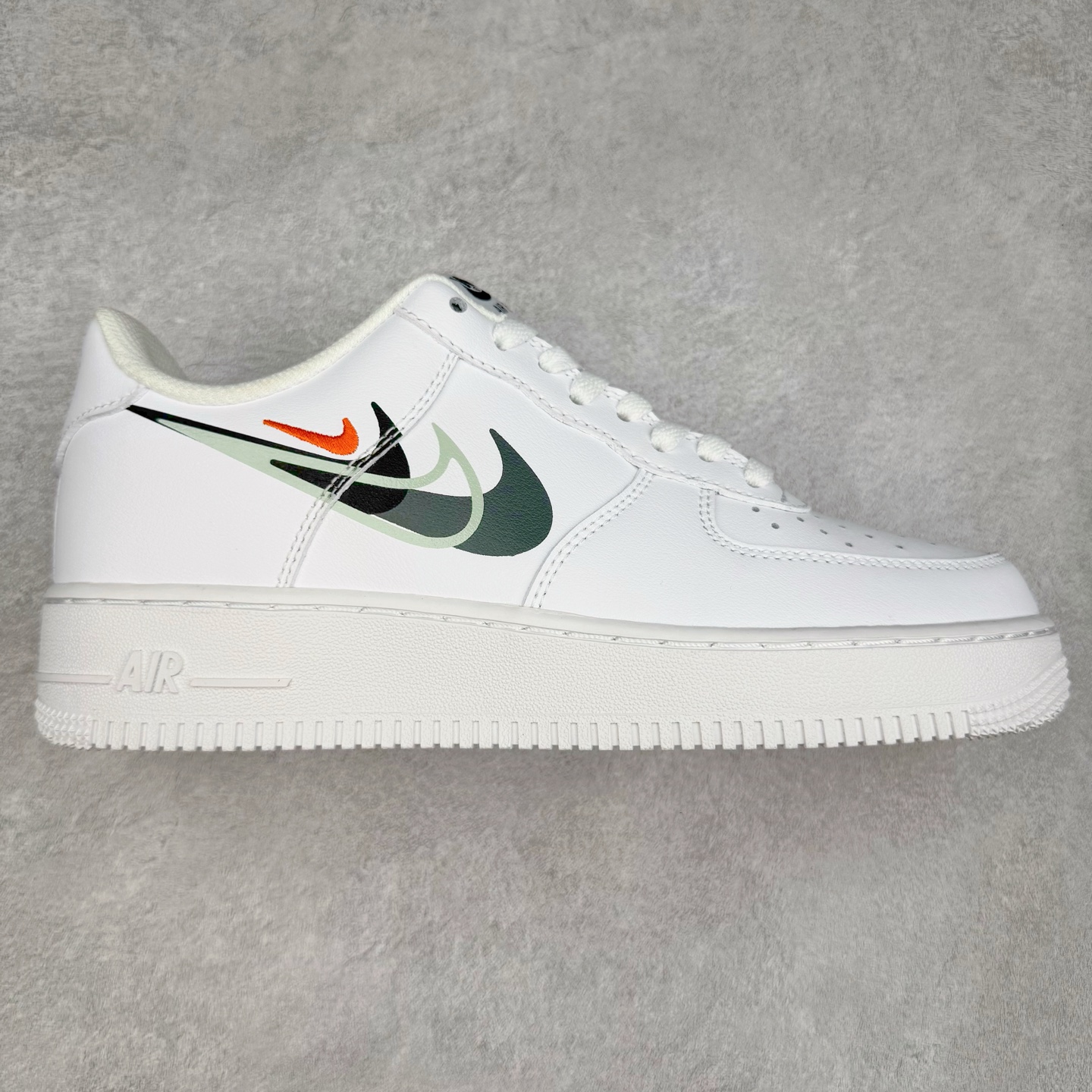 ＃XT纯原 NK Air Force 1´07 Low 空军一号低帮百搭休闲运动板鞋 FN7807-100 顶级批次 2022全新楦头鞋型 鱼鳞大底 历时开发三个月 清洁度完美 二维码鞋标 内置芯片及solo气垫 大底高度及其弧度依照正品 钢印 logo刺绣 鞋口弧度 鞋头长度 鞋面冲孔 鞋垫背胶及钢印 完美鞋型对比正品 每一处都是细节满满 柔软、弹性十足的缓震性能和出色的中底设计 横跨复古与现代的外型结合 造就出风靡全球 三十多年的Force 1 直到今天还深受青睐 实拍调校N版已经零色差零失真 百分百还原实物色彩所见即所得 不存在货不对板色差等低级问题 选购参考实物拍摄 不混卖不参货 只用心做好货严格选品 承诺混一赔十 尺码：36 36.5 37.5 38 38.5 39 40 40.5 41 42 42.5 43 44 44.5 45-选品中心