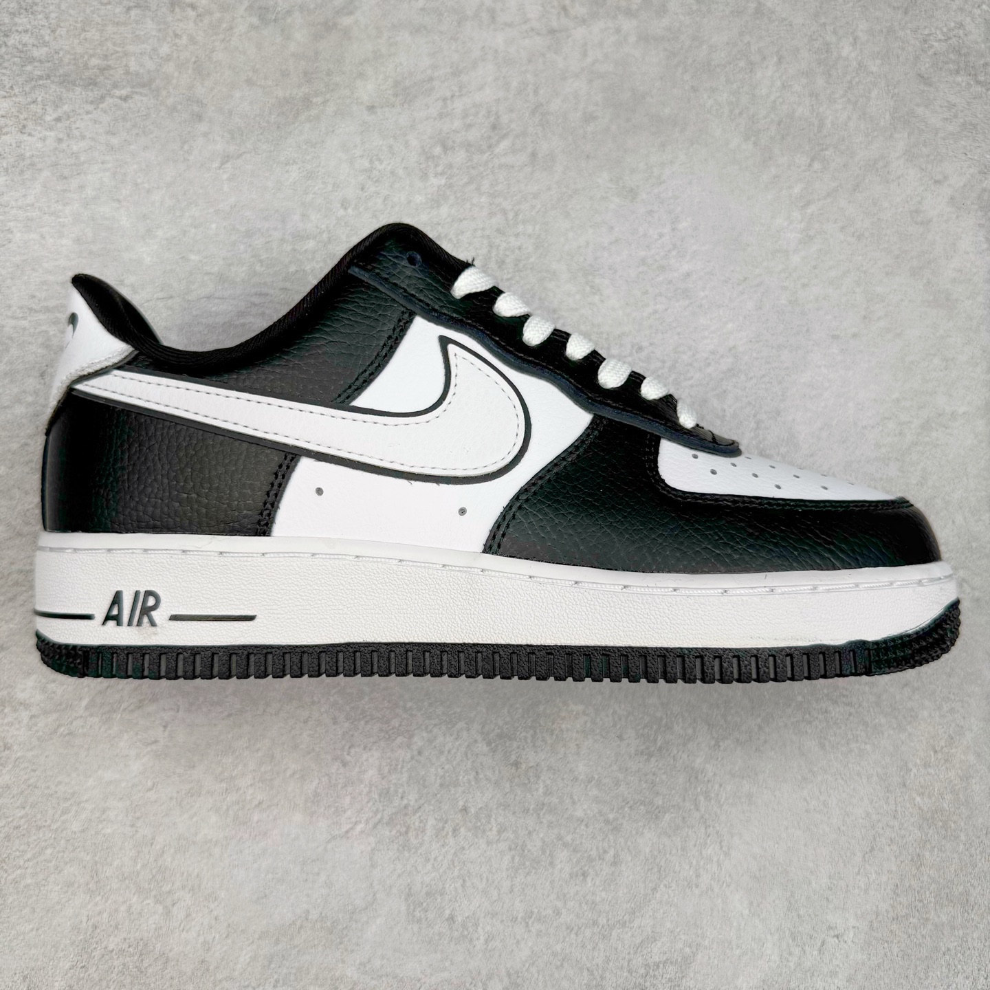 ＃XT纯原 NK Air Force 1´07 Low 空军一号低帮百搭休闲运动板鞋 DX3115-100 顶级批次 2022全新楦头鞋型 鱼鳞大底 历时开发三个月 清洁度完美 二维码鞋标 内置芯片及solo气垫 大底高度及其弧度依照正品 钢印 logo刺绣 鞋口弧度 鞋头长度 鞋面冲孔 鞋垫背胶及钢印 完美鞋型对比正品 每一处都是细节满满 柔软、弹性十足的缓震性能和出色的中底设计 横跨复古与现代的外型结合 造就出风靡全球 三十多年的Force 1 直到今天还深受青睐 实拍调校N版已经零色差零失真 百分百还原实物色彩所见即所得 不存在货不对板色差等低级问题 选购参考实物拍摄 不混卖不参货 只用心做好货严格选品 承诺混一赔十 尺码：36 36.5 37.5 38 38.5 39 40 40.5 41 42 42.5 43 44 44.5 45-选品中心