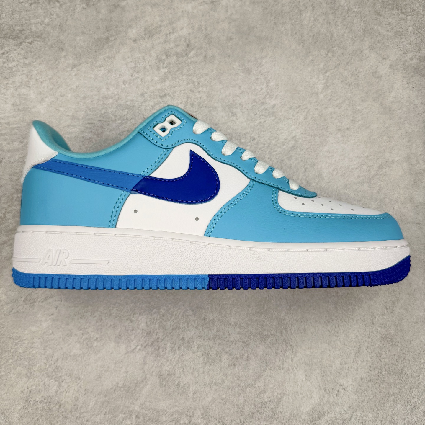 图片[8]-＃XT纯原 NK Air Force 1´07 Low 空军一号低帮百搭休闲运动板鞋 顶级批次 2022全新楦头鞋型 鱼鳞大底 历时开发三个月 清洁度完美 二维码鞋标 内置芯片及solo气垫 大底高度及其弧度依照正品 钢印 logo刺绣 鞋口弧度 鞋头长度 鞋面冲孔 鞋垫背胶及钢印 完美鞋型对比正品 每一处都是细节满满 柔软、弹性十足的缓震性能和出色的中底设计 横跨复古与现代的外型结合 造就出风靡全球 三十多年的Force 1 直到今天还深受青睐 实拍调校N版已经零色差零失真 百分百还原实物色彩所见即所得 不存在货不对板色差等低级问题 选购参考实物拍摄 不混卖不参货 只用心做好货严格选品 承诺混一赔十 尺码：36 36.5 37.5 38 38.5 39 40 40.5 41 42 42.5 43 44 44.5 45-选品中心