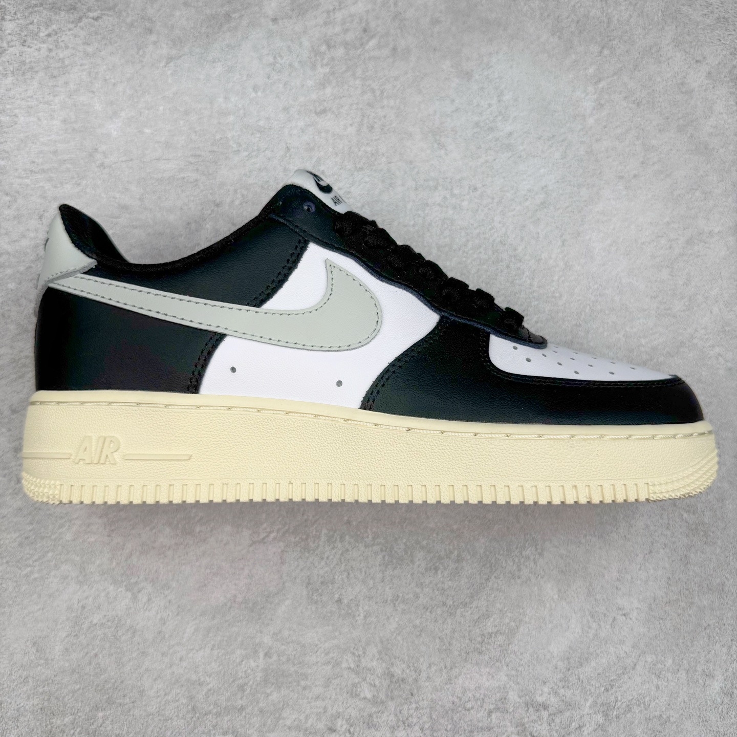 图片[3]-＃XT纯原 NK Air Force 1´07 Low 空军一号低帮百搭休闲运动板鞋 顶级批次 2022全新楦头鞋型 鱼鳞大底 历时开发三个月 清洁度完美 二维码鞋标 内置芯片及solo气垫 大底高度及其弧度依照正品 钢印 logo刺绣 鞋口弧度 鞋头长度 鞋面冲孔 鞋垫背胶及钢印 完美鞋型对比正品 每一处都是细节满满 柔软、弹性十足的缓震性能和出色的中底设计 横跨复古与现代的外型结合 造就出风靡全球 三十多年的Force 1 直到今天还深受青睐 实拍调校N版已经零色差零失真 百分百还原实物色彩所见即所得 不存在货不对板色差等低级问题 选购参考实物拍摄 不混卖不参货 只用心做好货严格选品 承诺混一赔十 尺码：36 36.5 37.5 38 38.5 39 40 40.5 41 42 42.5 43 44 44.5 45-选品中心