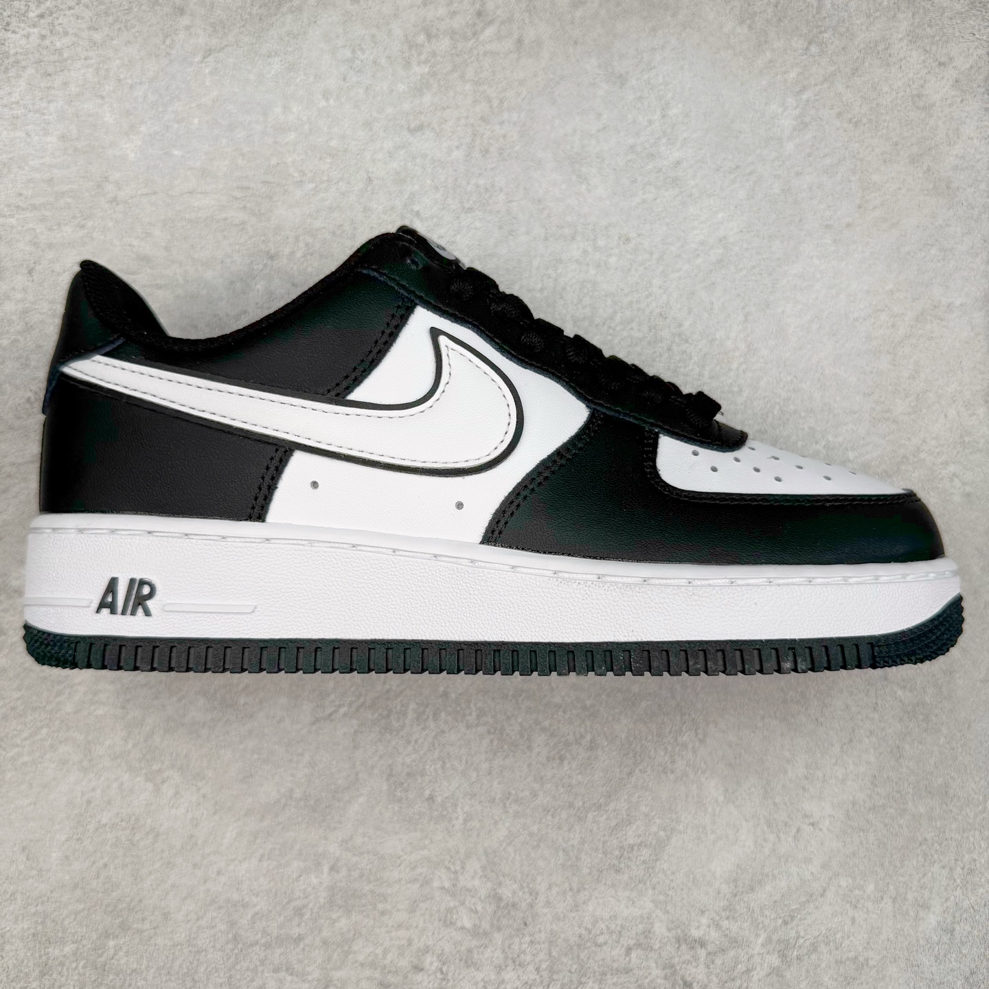 ＃XT纯原 NK Air Force 1´07 Low 空军一号低帮百搭休闲运动板鞋 顶级批次 2022全新楦头鞋型 鱼鳞大底 历时开发三个月 清洁度完美 二维码鞋标 内置芯片及solo气垫 大底高度及其弧度依照正品 钢印 logo刺绣 鞋口弧度 鞋头长度 鞋面冲孔 鞋垫背胶及钢印 完美鞋型对比正品 每一处都是细节满满 柔软、弹性十足的缓震性能和出色的中底设计 横跨复古与现代的外型结合 造就出风靡全球 三十多年的Force 1 直到今天还深受青睐 实拍调校N版已经零色差零失真 百分百还原实物色彩所见即所得 不存在货不对板色差等低级问题 选购参考实物拍摄 不混卖不参货 只用心做好货严格选品 承诺混一赔十 尺码：36 36.5 37.5 38 38.5 39 40 40.5 41 42 42.5 43 44 44.5 45-选品中心