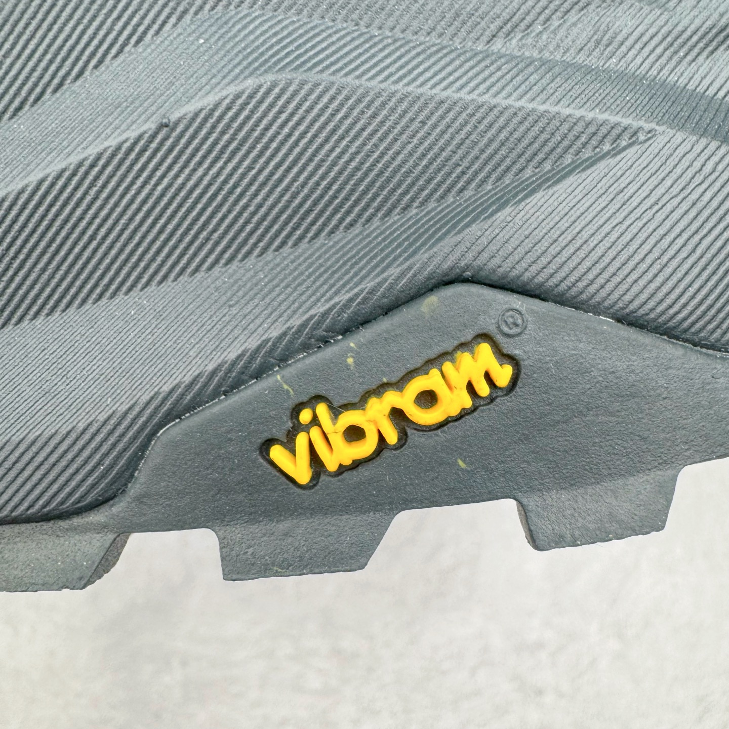 图片[19]-＃纯原 Altra OLYMPUS 6 奥创奥林匹斯六代舒适百搭防滑耐磨低帮户外跑步鞋 2009年，长跑精英运动员Golden Harper在美国犹他州创立了“Altra Footwear”，跑鞋特点是采用舒适的FootShape™M（很适鞋楦）设计和独特的BalancedCushioning™（平衡缓冲）技术，帮助遭受伤病困扰的跑者回归跑步，从而迅速积累起良好的口碑。2011年品牌迅速发展，屡获大奖。2015年开始不仅占据全美跑鞋前十，足迹更是遍布全球。2016年Altra正式进入中国市场，凭借独特的品牌风格以及出色的性能表现，三年来获得越来越多普通跑者的喜爱。销售业绩增长迅速，成为中国越野跑市场占有量前三的跑鞋品牌。实拍调校N版已经零色差零失真 百分百还原实物色彩所见即所得 不存在货不对板色差等低级问题 选购参考实物拍摄 不混卖不参货 只用心做好货严格选品 承诺混一赔十 尺码：39 40 40.5 41 42 42.5 43 44 44.5 45-选品中心