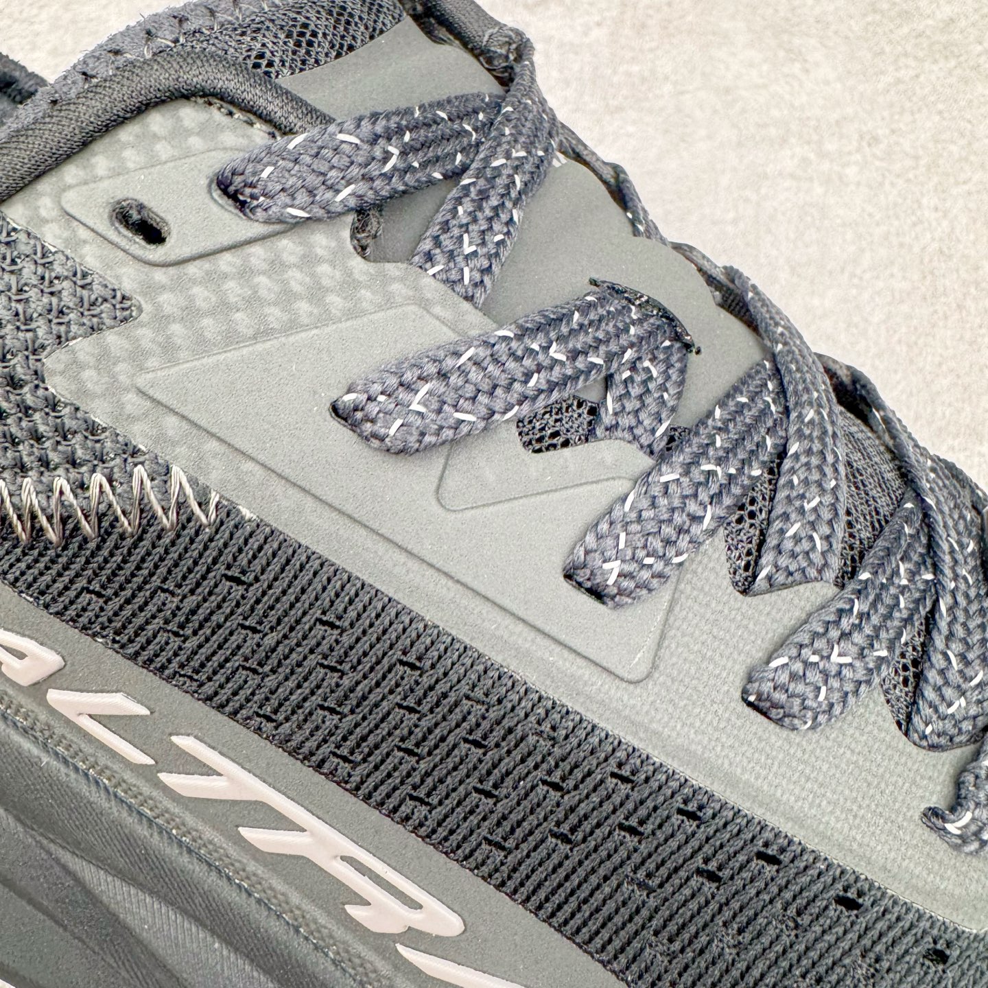 图片[16]-＃纯原 Altra OLYMPUS 6 奥创奥林匹斯六代舒适百搭防滑耐磨低帮户外跑步鞋 2009年，长跑精英运动员Golden Harper在美国犹他州创立了“Altra Footwear”，跑鞋特点是采用舒适的FootShape™M（很适鞋楦）设计和独特的BalancedCushioning™（平衡缓冲）技术，帮助遭受伤病困扰的跑者回归跑步，从而迅速积累起良好的口碑。2011年品牌迅速发展，屡获大奖。2015年开始不仅占据全美跑鞋前十，足迹更是遍布全球。2016年Altra正式进入中国市场，凭借独特的品牌风格以及出色的性能表现，三年来获得越来越多普通跑者的喜爱。销售业绩增长迅速，成为中国越野跑市场占有量前三的跑鞋品牌。实拍调校N版已经零色差零失真 百分百还原实物色彩所见即所得 不存在货不对板色差等低级问题 选购参考实物拍摄 不混卖不参货 只用心做好货严格选品 承诺混一赔十 尺码：39 40 40.5 41 42 42.5 43 44 44.5 45-选品中心