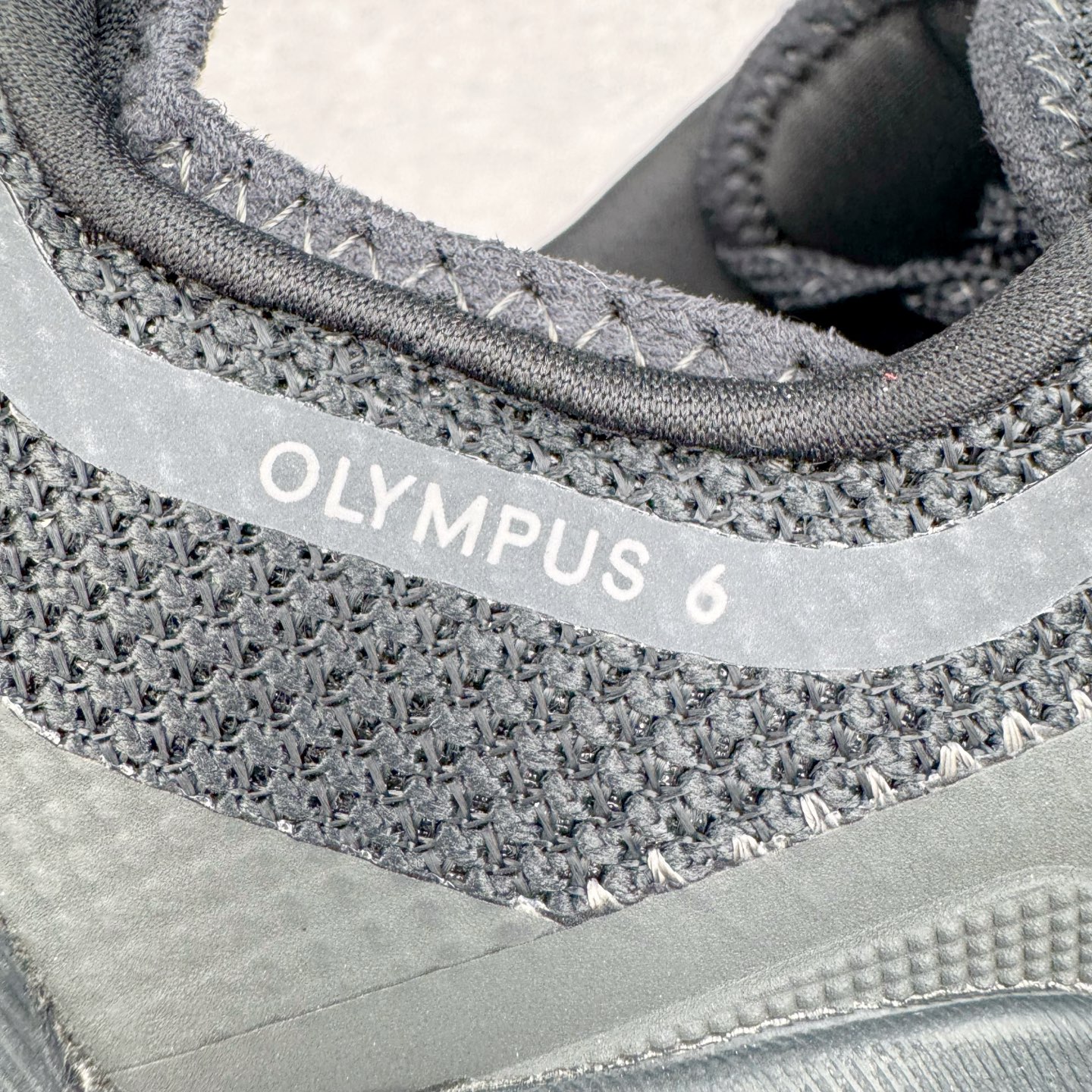 图片[17]-＃纯原 Altra OLYMPUS 6 奥创奥林匹斯六代舒适百搭防滑耐磨低帮户外跑步鞋 2009年，长跑精英运动员Golden Harper在美国犹他州创立了“Altra Footwear”，跑鞋特点是采用舒适的FootShape™M（很适鞋楦）设计和独特的BalancedCushioning™（平衡缓冲）技术，帮助遭受伤病困扰的跑者回归跑步，从而迅速积累起良好的口碑。2011年品牌迅速发展，屡获大奖。2015年开始不仅占据全美跑鞋前十，足迹更是遍布全球。2016年Altra正式进入中国市场，凭借独特的品牌风格以及出色的性能表现，三年来获得越来越多普通跑者的喜爱。销售业绩增长迅速，成为中国越野跑市场占有量前三的跑鞋品牌。实拍调校N版已经零色差零失真 百分百还原实物色彩所见即所得 不存在货不对板色差等低级问题 选购参考实物拍摄 不混卖不参货 只用心做好货严格选品 承诺混一赔十 尺码：39 40 40.5 41 42 42.5 43 44 44.5 45-选品中心