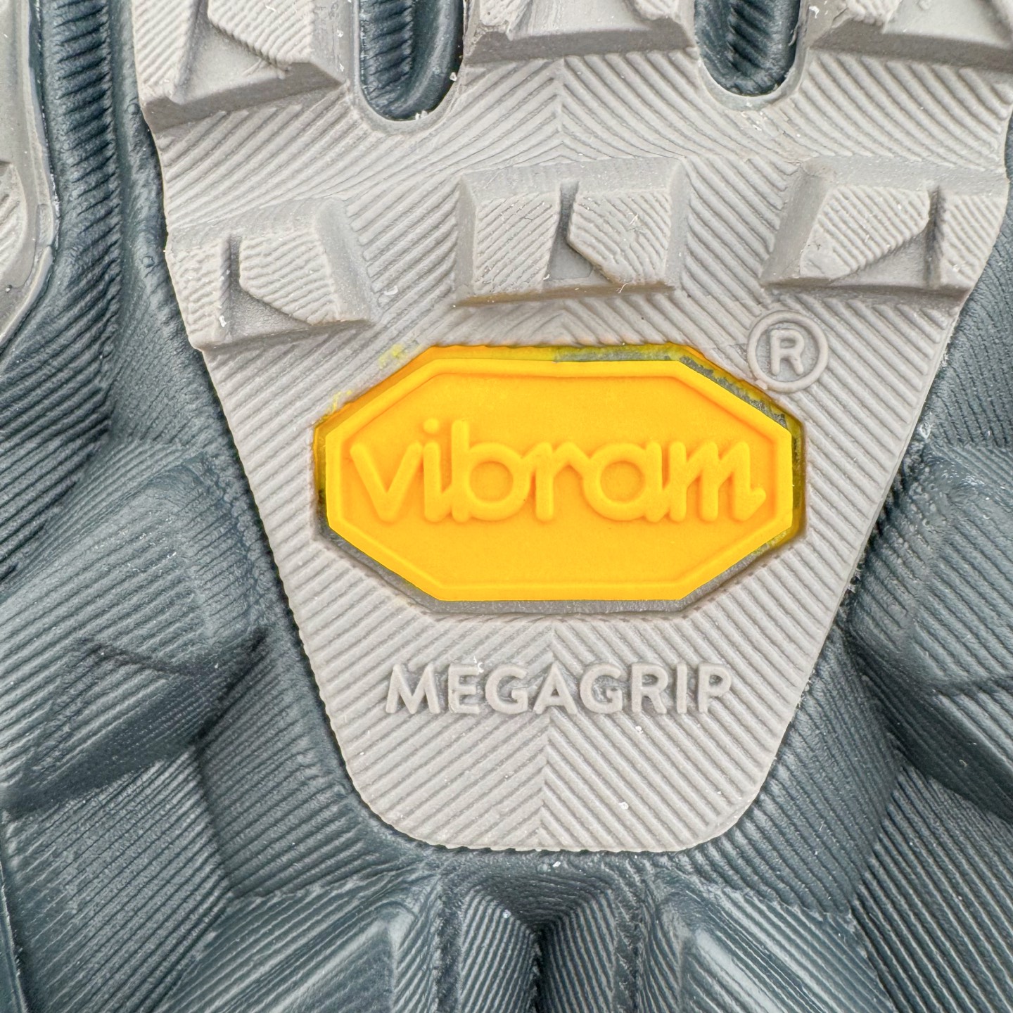 图片[20]-＃纯原 Altra OLYMPUS 6 奥创奥林匹斯六代舒适百搭防滑耐磨低帮户外跑步鞋 2009年，长跑精英运动员Golden Harper在美国犹他州创立了“Altra Footwear”，跑鞋特点是采用舒适的FootShape™M（很适鞋楦）设计和独特的BalancedCushioning™（平衡缓冲）技术，帮助遭受伤病困扰的跑者回归跑步，从而迅速积累起良好的口碑。2011年品牌迅速发展，屡获大奖。2015年开始不仅占据全美跑鞋前十，足迹更是遍布全球。2016年Altra正式进入中国市场，凭借独特的品牌风格以及出色的性能表现，三年来获得越来越多普通跑者的喜爱。销售业绩增长迅速，成为中国越野跑市场占有量前三的跑鞋品牌。实拍调校N版已经零色差零失真 百分百还原实物色彩所见即所得 不存在货不对板色差等低级问题 选购参考实物拍摄 不混卖不参货 只用心做好货严格选品 承诺混一赔十 尺码：39 40 40.5 41 42 42.5 43 44 44.5 45-选品中心