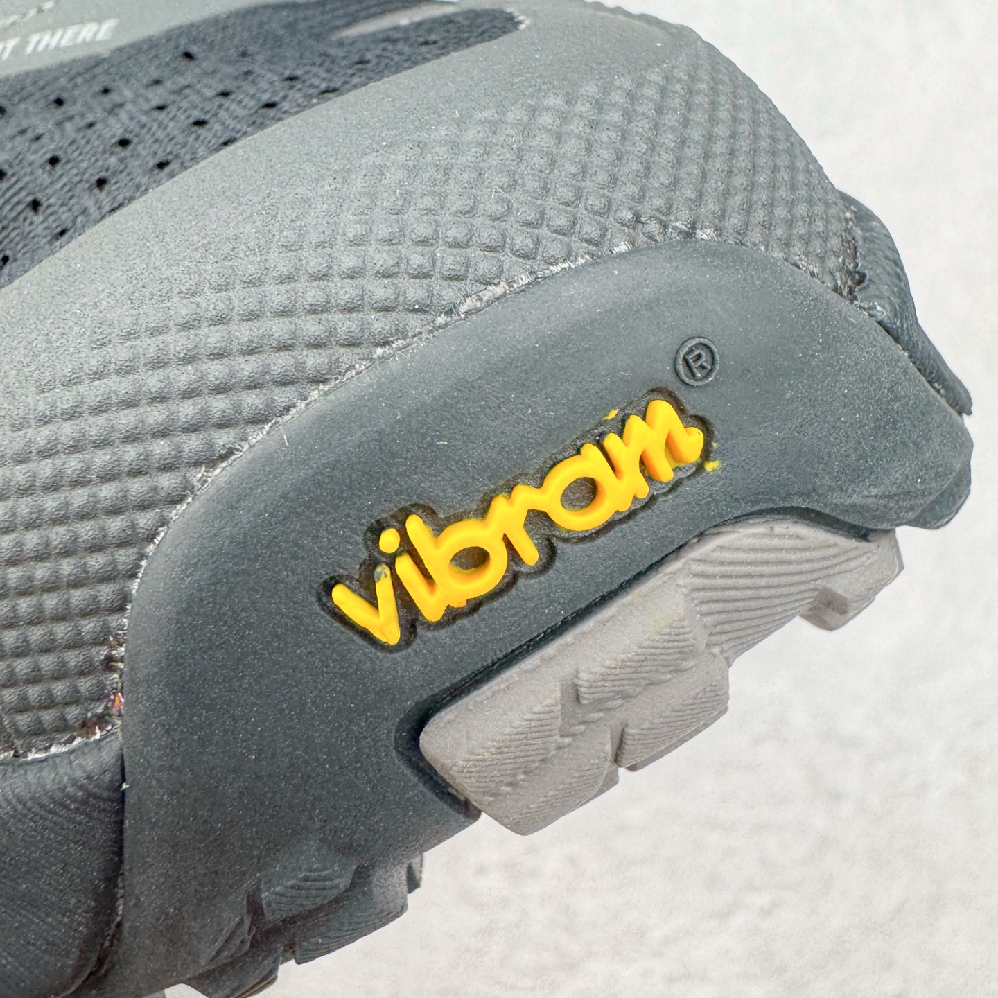 图片[13]-＃纯原 Altra OLYMPUS 6 奥创奥林匹斯六代舒适百搭防滑耐磨低帮户外跑步鞋 2009年，长跑精英运动员Golden Harper在美国犹他州创立了“Altra Footwear”，跑鞋特点是采用舒适的FootShape™M（很适鞋楦）设计和独特的BalancedCushioning™（平衡缓冲）技术，帮助遭受伤病困扰的跑者回归跑步，从而迅速积累起良好的口碑。2011年品牌迅速发展，屡获大奖。2015年开始不仅占据全美跑鞋前十，足迹更是遍布全球。2016年Altra正式进入中国市场，凭借独特的品牌风格以及出色的性能表现，三年来获得越来越多普通跑者的喜爱。销售业绩增长迅速，成为中国越野跑市场占有量前三的跑鞋品牌。实拍调校N版已经零色差零失真 百分百还原实物色彩所见即所得 不存在货不对板色差等低级问题 选购参考实物拍摄 不混卖不参货 只用心做好货严格选品 承诺混一赔十 尺码：39 40 40.5 41 42 42.5 43 44 44.5 45-选品中心