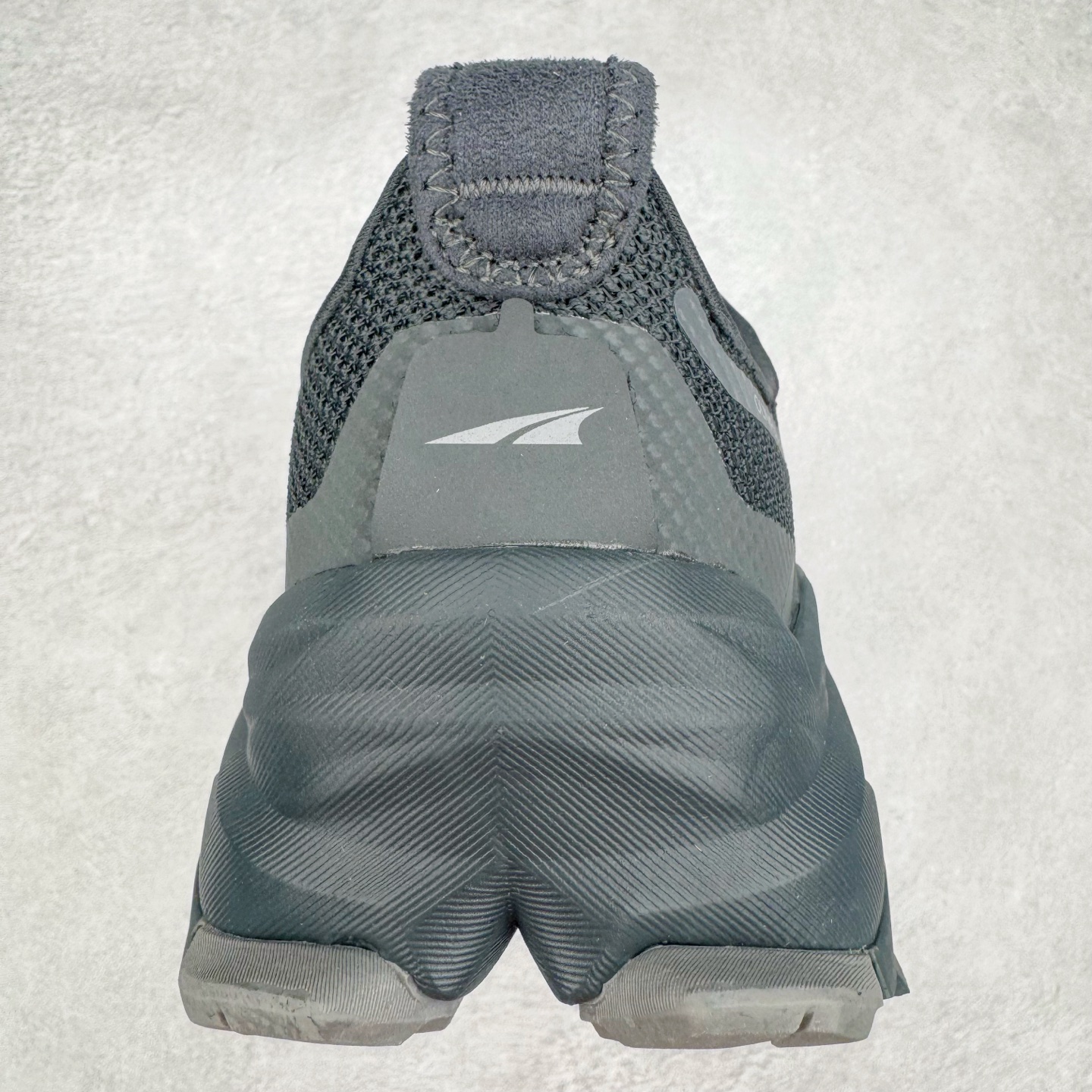 图片[8]-＃纯原 Altra OLYMPUS 6 奥创奥林匹斯六代舒适百搭防滑耐磨低帮户外跑步鞋 2009年，长跑精英运动员Golden Harper在美国犹他州创立了“Altra Footwear”，跑鞋特点是采用舒适的FootShape™M（很适鞋楦）设计和独特的BalancedCushioning™（平衡缓冲）技术，帮助遭受伤病困扰的跑者回归跑步，从而迅速积累起良好的口碑。2011年品牌迅速发展，屡获大奖。2015年开始不仅占据全美跑鞋前十，足迹更是遍布全球。2016年Altra正式进入中国市场，凭借独特的品牌风格以及出色的性能表现，三年来获得越来越多普通跑者的喜爱。销售业绩增长迅速，成为中国越野跑市场占有量前三的跑鞋品牌。实拍调校N版已经零色差零失真 百分百还原实物色彩所见即所得 不存在货不对板色差等低级问题 选购参考实物拍摄 不混卖不参货 只用心做好货严格选品 承诺混一赔十 尺码：39 40 40.5 41 42 42.5 43 44 44.5 45-选品中心