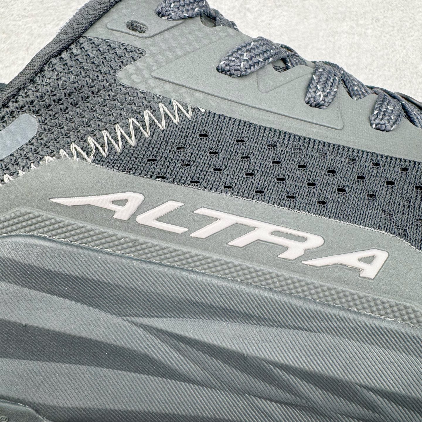 图片[18]-＃纯原 Altra OLYMPUS 6 奥创奥林匹斯六代舒适百搭防滑耐磨低帮户外跑步鞋 2009年，长跑精英运动员Golden Harper在美国犹他州创立了“Altra Footwear”，跑鞋特点是采用舒适的FootShape™M（很适鞋楦）设计和独特的BalancedCushioning™（平衡缓冲）技术，帮助遭受伤病困扰的跑者回归跑步，从而迅速积累起良好的口碑。2011年品牌迅速发展，屡获大奖。2015年开始不仅占据全美跑鞋前十，足迹更是遍布全球。2016年Altra正式进入中国市场，凭借独特的品牌风格以及出色的性能表现，三年来获得越来越多普通跑者的喜爱。销售业绩增长迅速，成为中国越野跑市场占有量前三的跑鞋品牌。实拍调校N版已经零色差零失真 百分百还原实物色彩所见即所得 不存在货不对板色差等低级问题 选购参考实物拍摄 不混卖不参货 只用心做好货严格选品 承诺混一赔十 尺码：39 40 40.5 41 42 42.5 43 44 44.5 45-选品中心