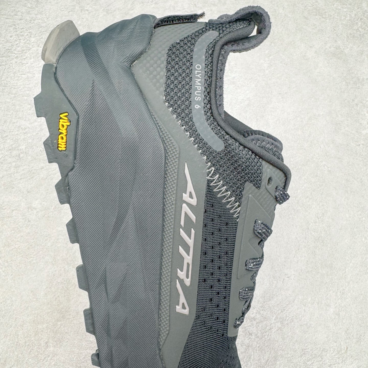 图片[6]-＃纯原 Altra OLYMPUS 6 奥创奥林匹斯六代舒适百搭防滑耐磨低帮户外跑步鞋 2009年，长跑精英运动员Golden Harper在美国犹他州创立了“Altra Footwear”，跑鞋特点是采用舒适的FootShape™M（很适鞋楦）设计和独特的BalancedCushioning™（平衡缓冲）技术，帮助遭受伤病困扰的跑者回归跑步，从而迅速积累起良好的口碑。2011年品牌迅速发展，屡获大奖。2015年开始不仅占据全美跑鞋前十，足迹更是遍布全球。2016年Altra正式进入中国市场，凭借独特的品牌风格以及出色的性能表现，三年来获得越来越多普通跑者的喜爱。销售业绩增长迅速，成为中国越野跑市场占有量前三的跑鞋品牌。实拍调校N版已经零色差零失真 百分百还原实物色彩所见即所得 不存在货不对板色差等低级问题 选购参考实物拍摄 不混卖不参货 只用心做好货严格选品 承诺混一赔十 尺码：39 40 40.5 41 42 42.5 43 44 44.5 45-选品中心