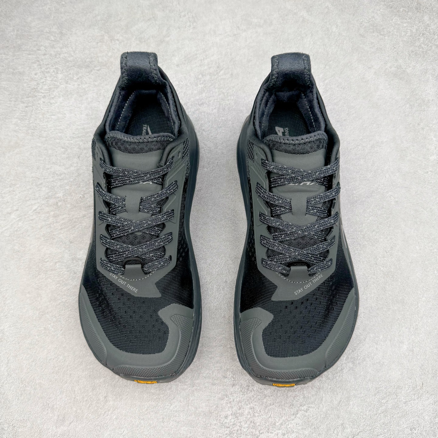 图片[2]-＃纯原 Altra OLYMPUS 6 奥创奥林匹斯六代舒适百搭防滑耐磨低帮户外跑步鞋 2009年，长跑精英运动员Golden Harper在美国犹他州创立了“Altra Footwear”，跑鞋特点是采用舒适的FootShape™M（很适鞋楦）设计和独特的BalancedCushioning™（平衡缓冲）技术，帮助遭受伤病困扰的跑者回归跑步，从而迅速积累起良好的口碑。2011年品牌迅速发展，屡获大奖。2015年开始不仅占据全美跑鞋前十，足迹更是遍布全球。2016年Altra正式进入中国市场，凭借独特的品牌风格以及出色的性能表现，三年来获得越来越多普通跑者的喜爱。销售业绩增长迅速，成为中国越野跑市场占有量前三的跑鞋品牌。实拍调校N版已经零色差零失真 百分百还原实物色彩所见即所得 不存在货不对板色差等低级问题 选购参考实物拍摄 不混卖不参货 只用心做好货严格选品 承诺混一赔十 尺码：39 40 40.5 41 42 42.5 43 44 44.5 45-选品中心