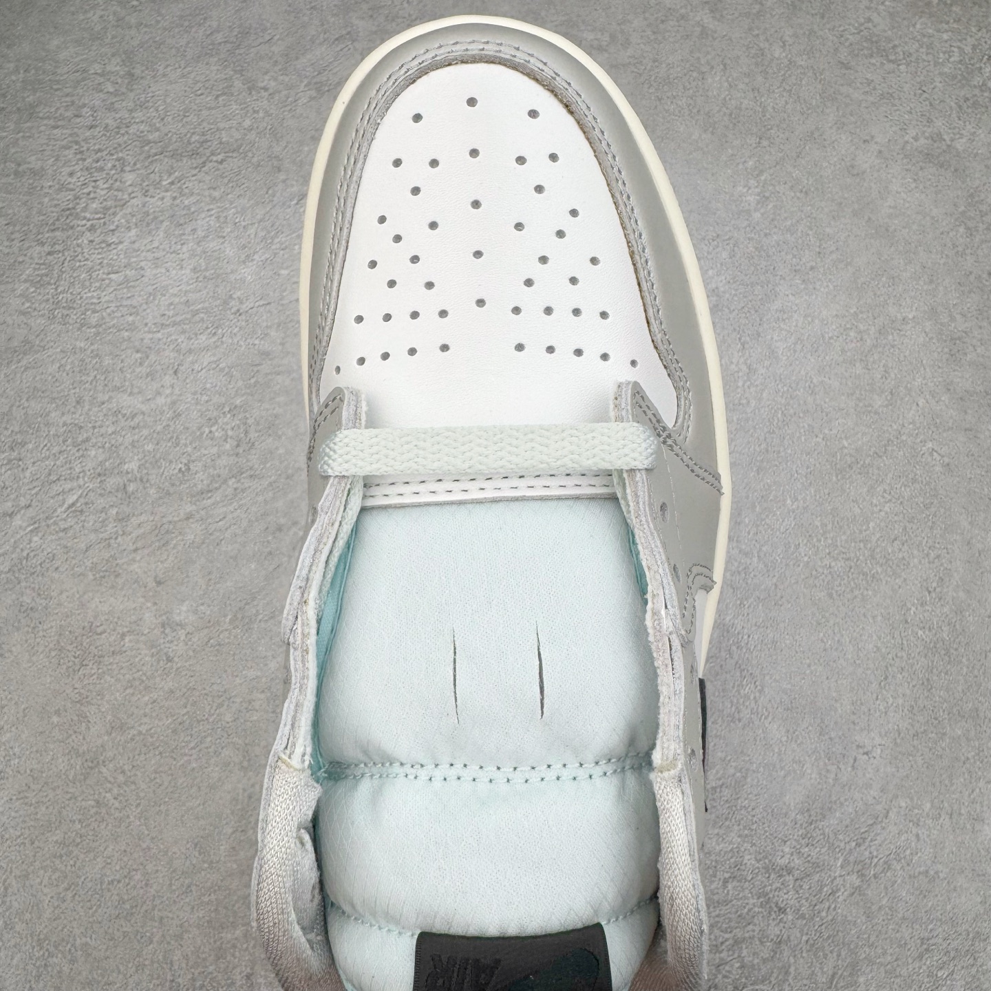 图片[4]-＃XC纯原 Air Jordan AJ1 Retro Low OG CNY蛇年限定 白灰渐变 HF3144-100 XC原厂全套原楦原纸板冲刀磨具开发 原厂皮料加持 原厂港宝加持定型后跟R度完美 同源原厂电绣 鬼脸飞翼针数密度立体效果一致 百分百一致原鞋 原厂拉帮工艺 针距密度一致 后跟弧度收口自然不对折 极致一眼正品既视感 进口玻璃冲刀皮料裁剪零毛边 全鞋电脑针车工艺 品控清洁度最高QC检验标准 免检产品 原厂订购鞋盒、鞋标、防尘纸、鞋撑、鞋带 追求极致的原厂味道 尺码：36 36.5 37.5 38 38.5 39 40 40.5 41 42 42.5 43 44 44.5 45 46 47.5-选品中心