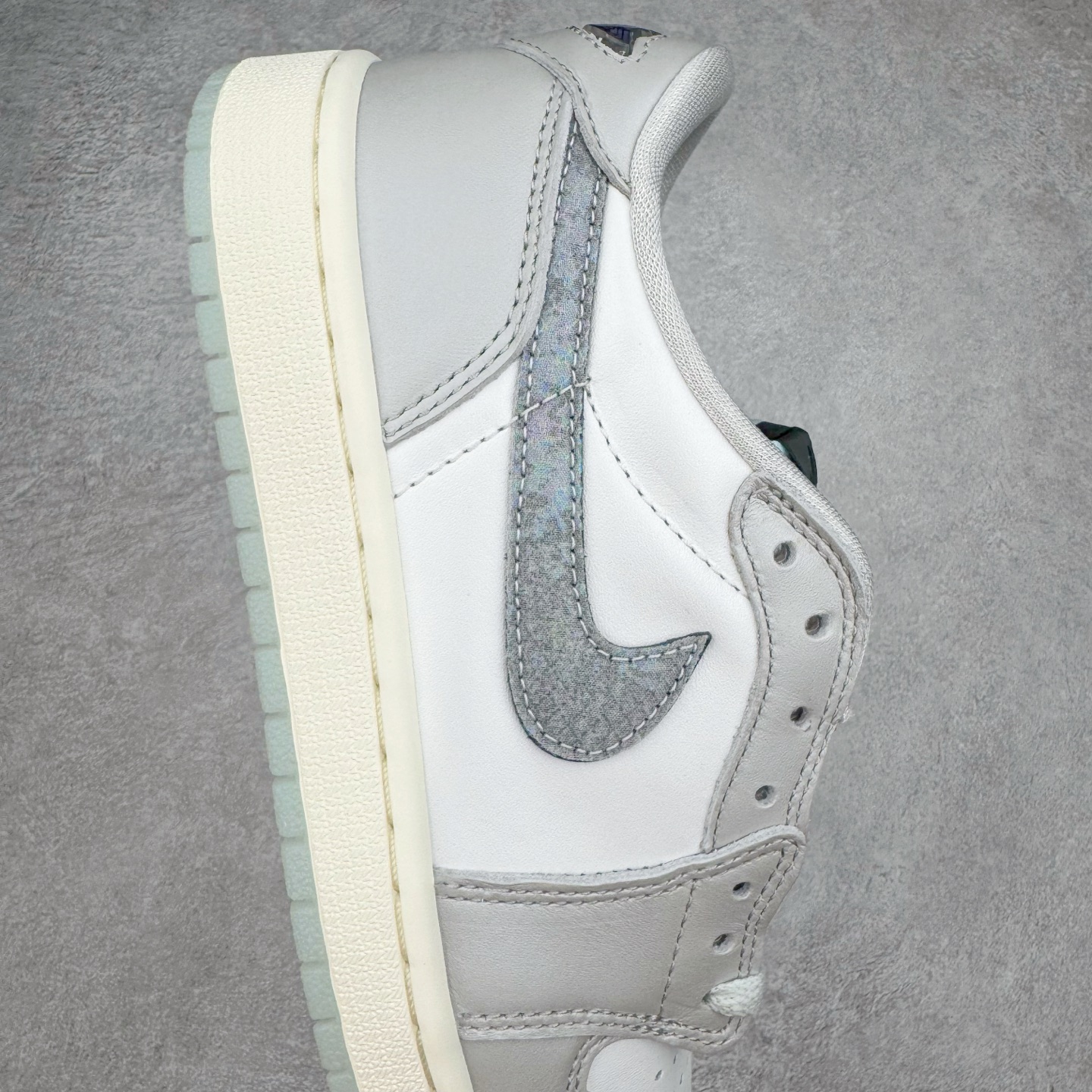 图片[6]-＃XC纯原 Air Jordan AJ1 Retro Low OG CNY蛇年限定 白灰渐变 HF3144-100 XC原厂全套原楦原纸板冲刀磨具开发 原厂皮料加持 原厂港宝加持定型后跟R度完美 同源原厂电绣 鬼脸飞翼针数密度立体效果一致 百分百一致原鞋 原厂拉帮工艺 针距密度一致 后跟弧度收口自然不对折 极致一眼正品既视感 进口玻璃冲刀皮料裁剪零毛边 全鞋电脑针车工艺 品控清洁度最高QC检验标准 免检产品 原厂订购鞋盒、鞋标、防尘纸、鞋撑、鞋带 追求极致的原厂味道 尺码：36 36.5 37.5 38 38.5 39 40 40.5 41 42 42.5 43 44 44.5 45 46 47.5-选品中心