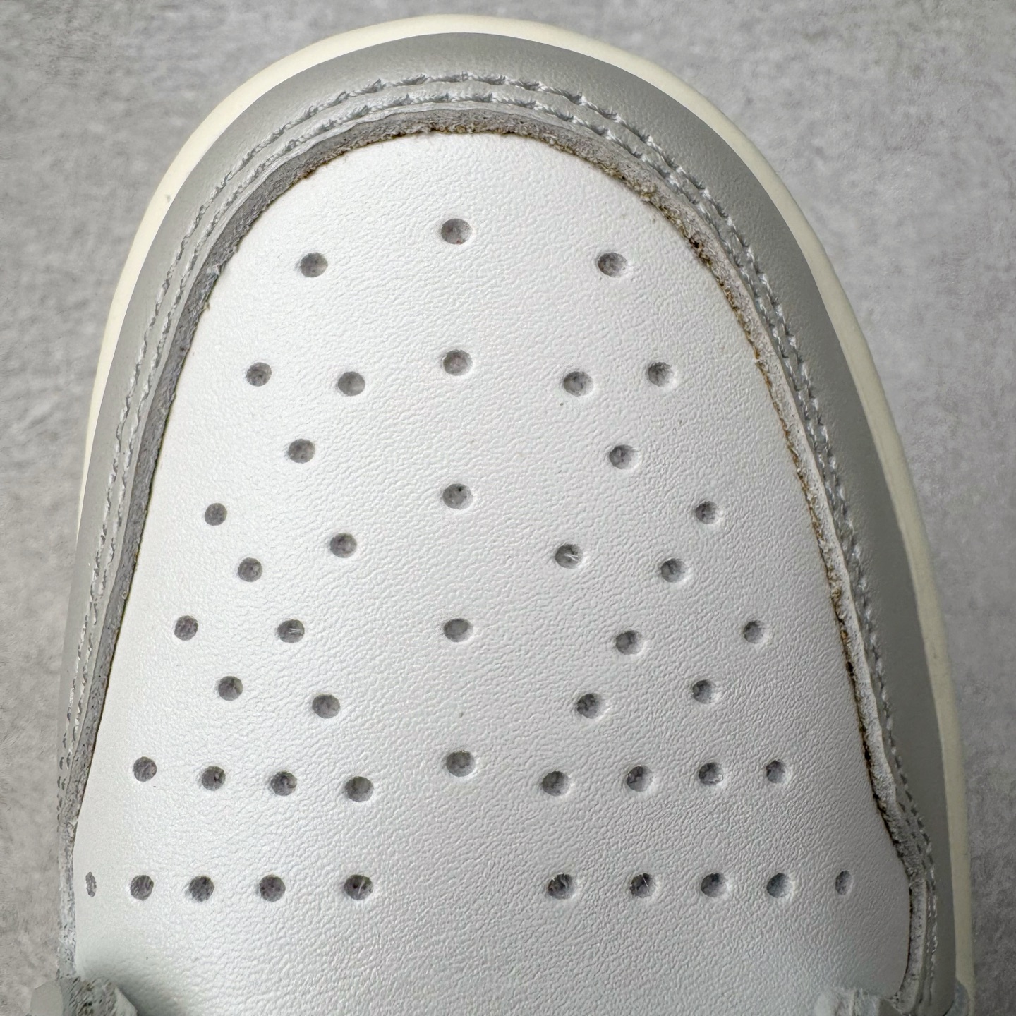 图片[18]-＃XC纯原 Air Jordan AJ1 Retro Low OG CNY蛇年限定 白灰渐变 HF3144-100 XC原厂全套原楦原纸板冲刀磨具开发 原厂皮料加持 原厂港宝加持定型后跟R度完美 同源原厂电绣 鬼脸飞翼针数密度立体效果一致 百分百一致原鞋 原厂拉帮工艺 针距密度一致 后跟弧度收口自然不对折 极致一眼正品既视感 进口玻璃冲刀皮料裁剪零毛边 全鞋电脑针车工艺 品控清洁度最高QC检验标准 免检产品 原厂订购鞋盒、鞋标、防尘纸、鞋撑、鞋带 追求极致的原厂味道 尺码：36 36.5 37.5 38 38.5 39 40 40.5 41 42 42.5 43 44 44.5 45 46 47.5-选品中心
