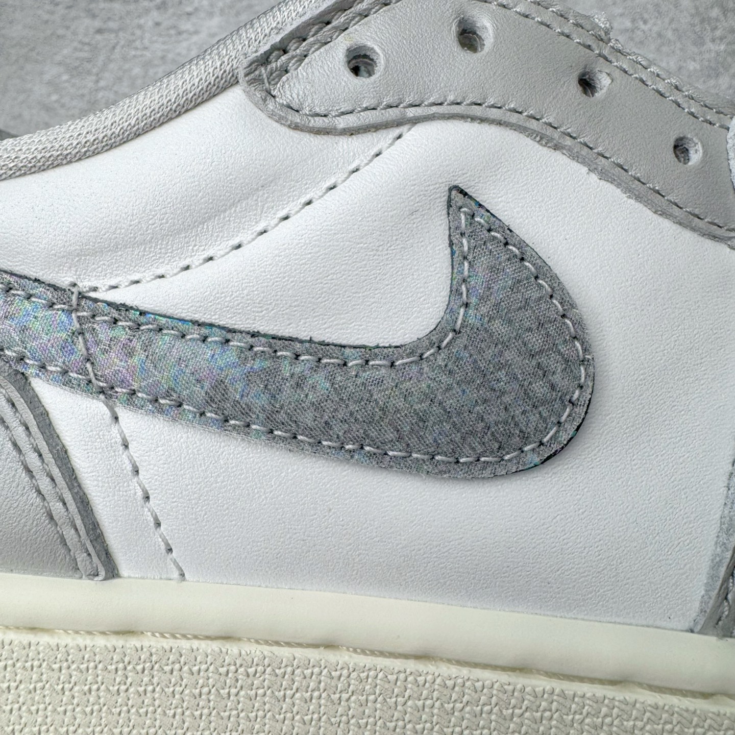 图片[17]-＃XC纯原 Air Jordan AJ1 Retro Low OG CNY蛇年限定 白灰渐变 HF3144-100 XC原厂全套原楦原纸板冲刀磨具开发 原厂皮料加持 原厂港宝加持定型后跟R度完美 同源原厂电绣 鬼脸飞翼针数密度立体效果一致 百分百一致原鞋 原厂拉帮工艺 针距密度一致 后跟弧度收口自然不对折 极致一眼正品既视感 进口玻璃冲刀皮料裁剪零毛边 全鞋电脑针车工艺 品控清洁度最高QC检验标准 免检产品 原厂订购鞋盒、鞋标、防尘纸、鞋撑、鞋带 追求极致的原厂味道 尺码：36 36.5 37.5 38 38.5 39 40 40.5 41 42 42.5 43 44 44.5 45 46 47.5-选品中心