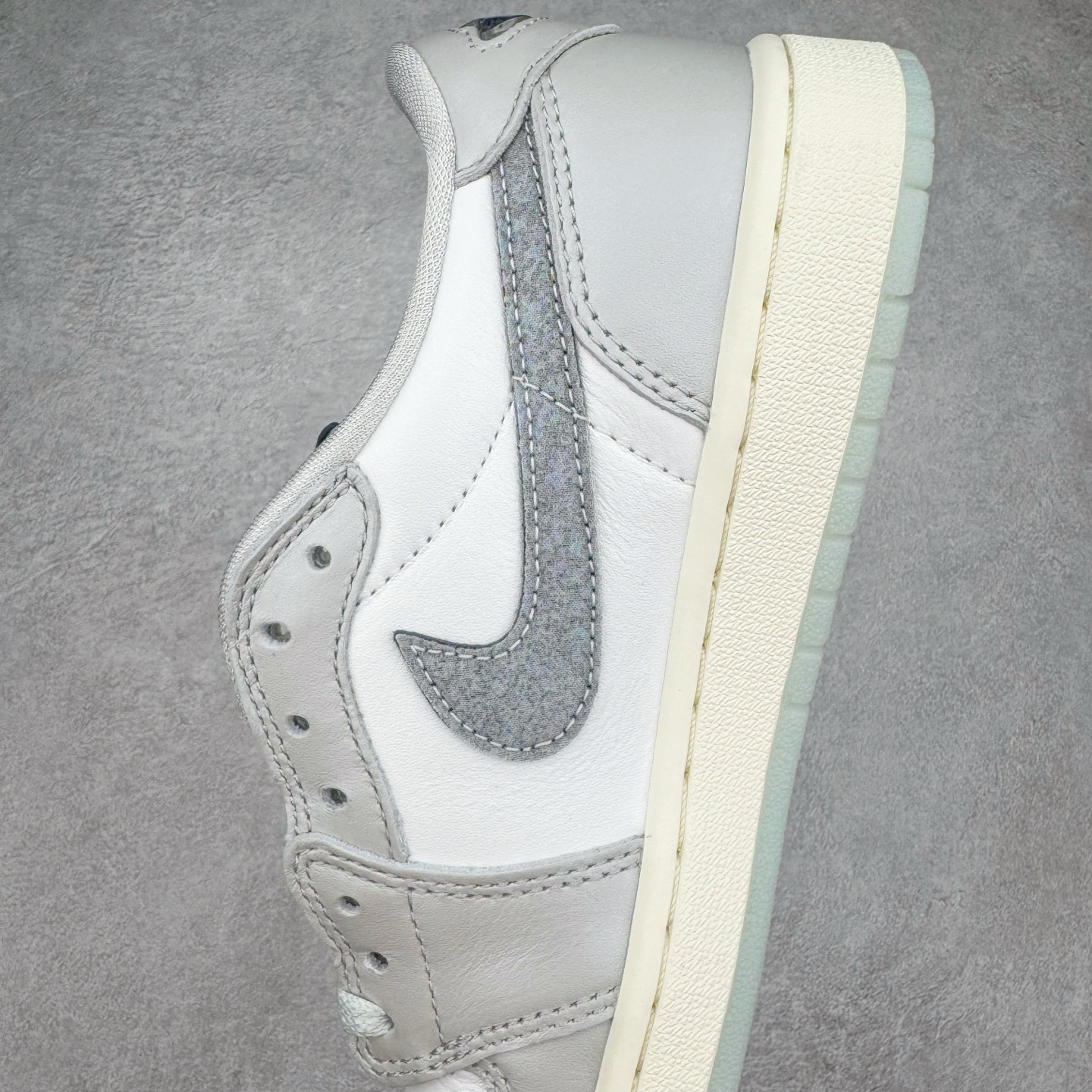 图片[7]-＃XC纯原 Air Jordan AJ1 Retro Low OG CNY蛇年限定 白灰渐变 HF3144-100 XC原厂全套原楦原纸板冲刀磨具开发 原厂皮料加持 原厂港宝加持定型后跟R度完美 同源原厂电绣 鬼脸飞翼针数密度立体效果一致 百分百一致原鞋 原厂拉帮工艺 针距密度一致 后跟弧度收口自然不对折 极致一眼正品既视感 进口玻璃冲刀皮料裁剪零毛边 全鞋电脑针车工艺 品控清洁度最高QC检验标准 免检产品 原厂订购鞋盒、鞋标、防尘纸、鞋撑、鞋带 追求极致的原厂味道 尺码：36 36.5 37.5 38 38.5 39 40 40.5 41 42 42.5 43 44 44.5 45 46 47.5-选品中心