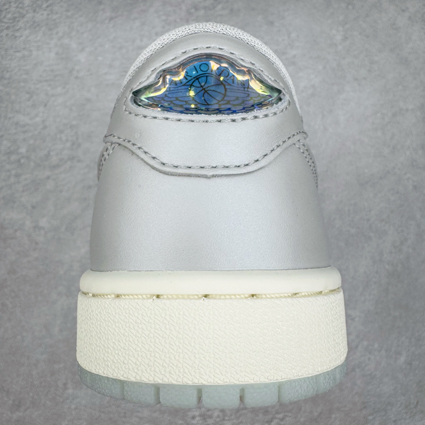 图片[8]-＃XC纯原 Air Jordan AJ1 Retro Low OG CNY蛇年限定 白灰渐变 HF3144-100 XC原厂全套原楦原纸板冲刀磨具开发 原厂皮料加持 原厂港宝加持定型后跟R度完美 同源原厂电绣 鬼脸飞翼针数密度立体效果一致 百分百一致原鞋 原厂拉帮工艺 针距密度一致 后跟弧度收口自然不对折 极致一眼正品既视感 进口玻璃冲刀皮料裁剪零毛边 全鞋电脑针车工艺 品控清洁度最高QC检验标准 免检产品 原厂订购鞋盒、鞋标、防尘纸、鞋撑、鞋带 追求极致的原厂味道 尺码：36 36.5 37.5 38 38.5 39 40 40.5 41 42 42.5 43 44 44.5 45 46 47.5-选品中心