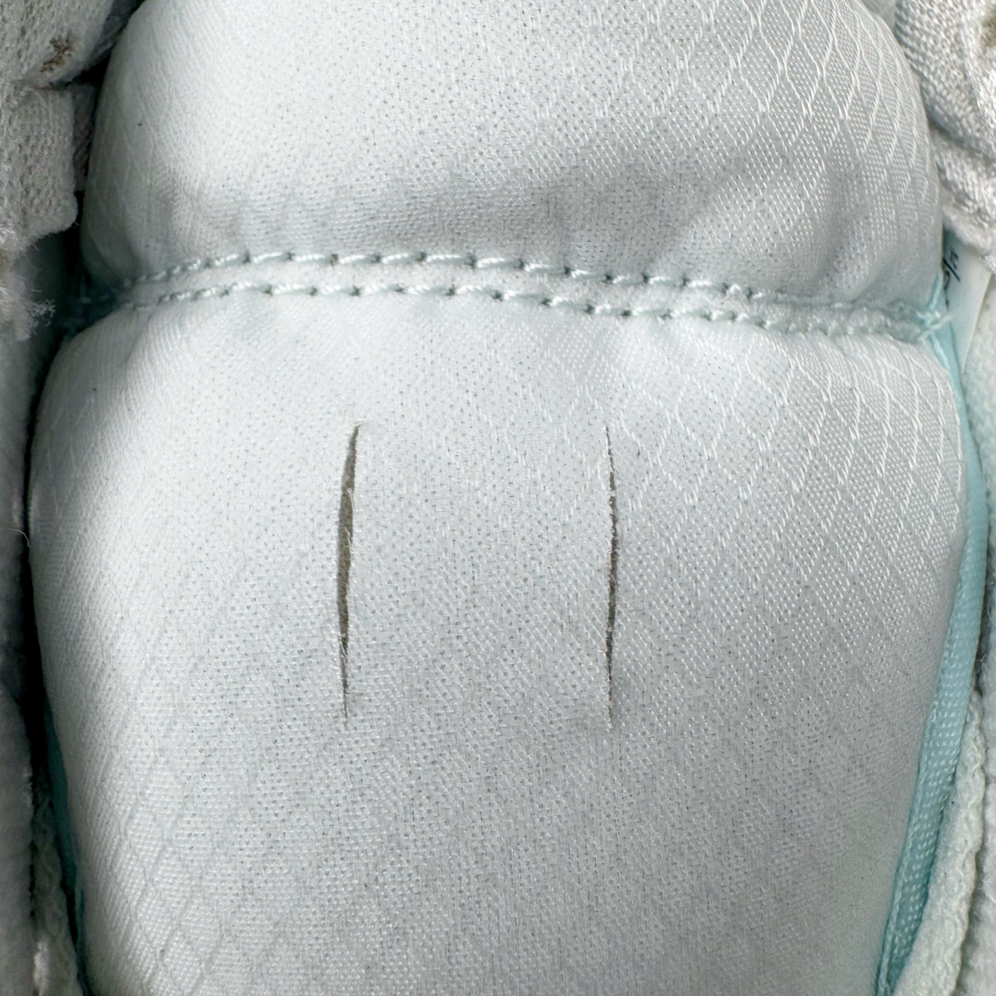 图片[15]-＃XC纯原 Air Jordan AJ1 Retro Low OG CNY蛇年限定 白灰渐变 HF3144-100 XC原厂全套原楦原纸板冲刀磨具开发 原厂皮料加持 原厂港宝加持定型后跟R度完美 同源原厂电绣 鬼脸飞翼针数密度立体效果一致 百分百一致原鞋 原厂拉帮工艺 针距密度一致 后跟弧度收口自然不对折 极致一眼正品既视感 进口玻璃冲刀皮料裁剪零毛边 全鞋电脑针车工艺 品控清洁度最高QC检验标准 免检产品 原厂订购鞋盒、鞋标、防尘纸、鞋撑、鞋带 追求极致的原厂味道 尺码：36 36.5 37.5 38 38.5 39 40 40.5 41 42 42.5 43 44 44.5 45 46 47.5-选品中心