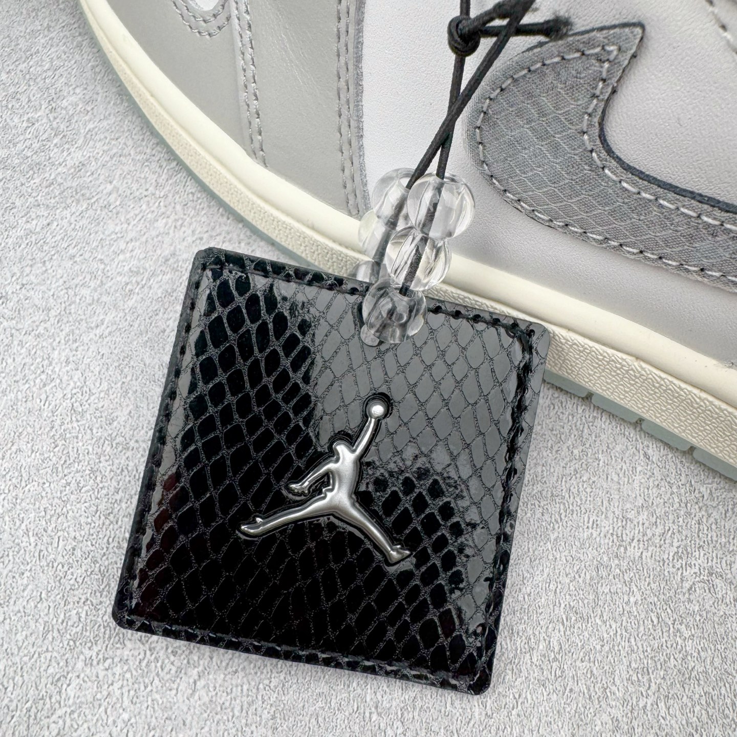 图片[10]-＃XC纯原 Air Jordan AJ1 Retro Low OG CNY蛇年限定 白灰渐变 HF3144-100 XC原厂全套原楦原纸板冲刀磨具开发 原厂皮料加持 原厂港宝加持定型后跟R度完美 同源原厂电绣 鬼脸飞翼针数密度立体效果一致 百分百一致原鞋 原厂拉帮工艺 针距密度一致 后跟弧度收口自然不对折 极致一眼正品既视感 进口玻璃冲刀皮料裁剪零毛边 全鞋电脑针车工艺 品控清洁度最高QC检验标准 免检产品 原厂订购鞋盒、鞋标、防尘纸、鞋撑、鞋带 追求极致的原厂味道 尺码：36 36.5 37.5 38 38.5 39 40 40.5 41 42 42.5 43 44 44.5 45 46 47.5-选品中心