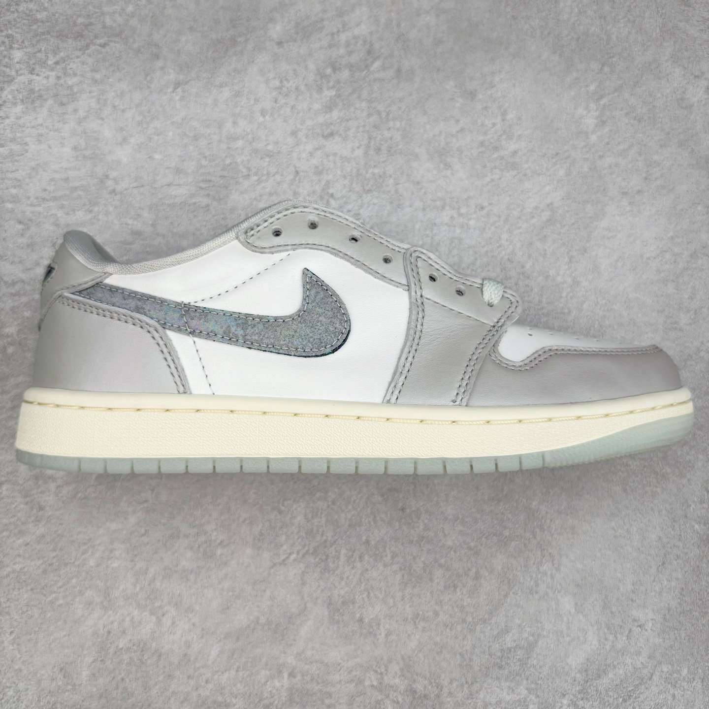 ＃XC纯原 Air Jordan AJ1 Retro Low OG CNY蛇年限定 白灰渐变 HF3144-100 XC原厂全套原楦原纸板冲刀磨具开发 原厂皮料加持 原厂港宝加持定型后跟R度完美 同源原厂电绣 鬼脸飞翼针数密度立体效果一致 百分百一致原鞋 原厂拉帮工艺 针距密度一致 后跟弧度收口自然不对折 极致一眼正品既视感 进口玻璃冲刀皮料裁剪零毛边 全鞋电脑针车工艺 品控清洁度最高QC检验标准 免检产品 原厂订购鞋盒、鞋标、防尘纸、鞋撑、鞋带 追求极致的原厂味道 尺码：36 36.5 37.5 38 38.5 39 40 40.5 41 42 42.5 43 44 44.5 45 46 47.5-选品中心