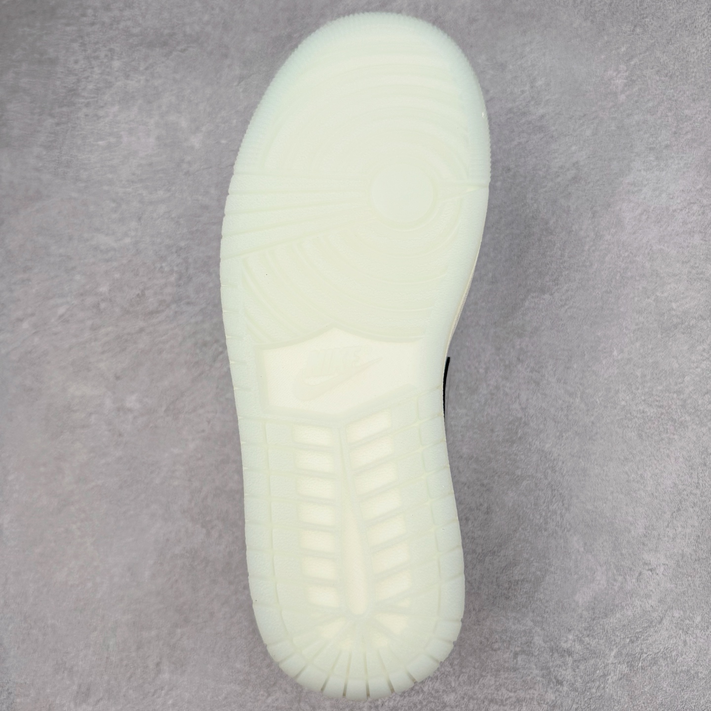 图片[9]-＃XC纯原 Air Jordan AJ1 Retro Low OG CNY蛇年限定 白灰渐变 HF3144-100 XC原厂全套原楦原纸板冲刀磨具开发 原厂皮料加持 原厂港宝加持定型后跟R度完美 同源原厂电绣 鬼脸飞翼针数密度立体效果一致 百分百一致原鞋 原厂拉帮工艺 针距密度一致 后跟弧度收口自然不对折 极致一眼正品既视感 进口玻璃冲刀皮料裁剪零毛边 全鞋电脑针车工艺 品控清洁度最高QC检验标准 免检产品 原厂订购鞋盒、鞋标、防尘纸、鞋撑、鞋带 追求极致的原厂味道 尺码：36 36.5 37.5 38 38.5 39 40 40.5 41 42 42.5 43 44 44.5 45 46 47.5-选品中心