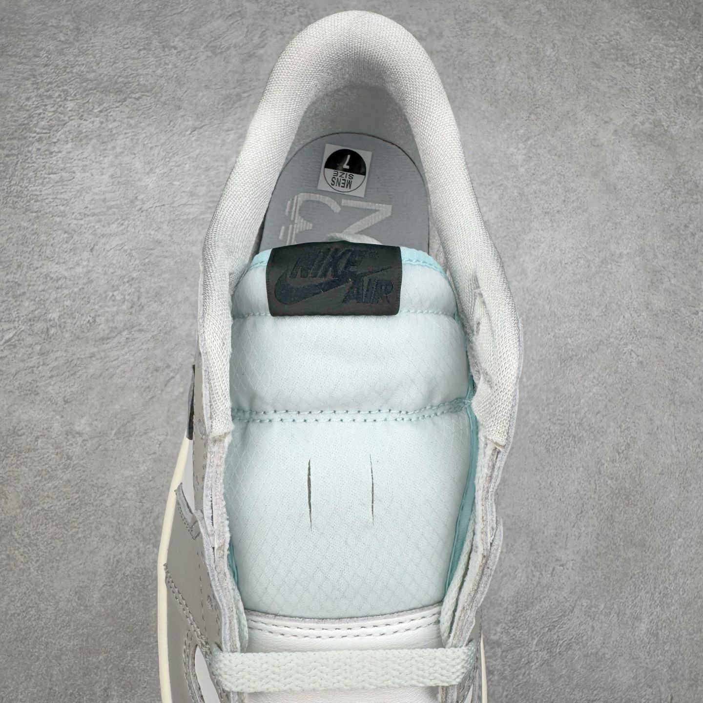 图片[5]-＃XC纯原 Air Jordan AJ1 Retro Low OG CNY蛇年限定 白灰渐变 HF3144-100 XC原厂全套原楦原纸板冲刀磨具开发 原厂皮料加持 原厂港宝加持定型后跟R度完美 同源原厂电绣 鬼脸飞翼针数密度立体效果一致 百分百一致原鞋 原厂拉帮工艺 针距密度一致 后跟弧度收口自然不对折 极致一眼正品既视感 进口玻璃冲刀皮料裁剪零毛边 全鞋电脑针车工艺 品控清洁度最高QC检验标准 免检产品 原厂订购鞋盒、鞋标、防尘纸、鞋撑、鞋带 追求极致的原厂味道 尺码：36 36.5 37.5 38 38.5 39 40 40.5 41 42 42.5 43 44 44.5 45 46 47.5-选品中心