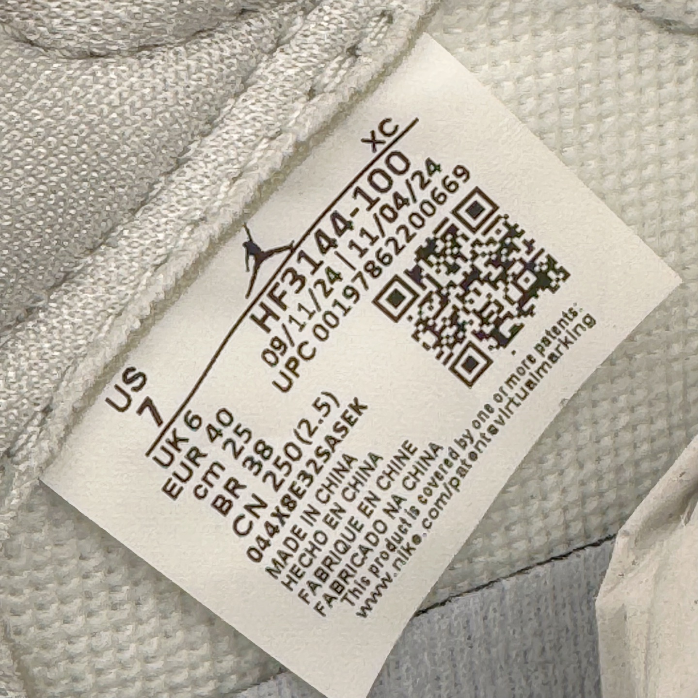 图片[13]-＃XC纯原 Air Jordan AJ1 Retro Low OG CNY蛇年限定 白灰渐变 HF3144-100 XC原厂全套原楦原纸板冲刀磨具开发 原厂皮料加持 原厂港宝加持定型后跟R度完美 同源原厂电绣 鬼脸飞翼针数密度立体效果一致 百分百一致原鞋 原厂拉帮工艺 针距密度一致 后跟弧度收口自然不对折 极致一眼正品既视感 进口玻璃冲刀皮料裁剪零毛边 全鞋电脑针车工艺 品控清洁度最高QC检验标准 免检产品 原厂订购鞋盒、鞋标、防尘纸、鞋撑、鞋带 追求极致的原厂味道 尺码：36 36.5 37.5 38 38.5 39 40 40.5 41 42 42.5 43 44 44.5 45 46 47.5-选品中心