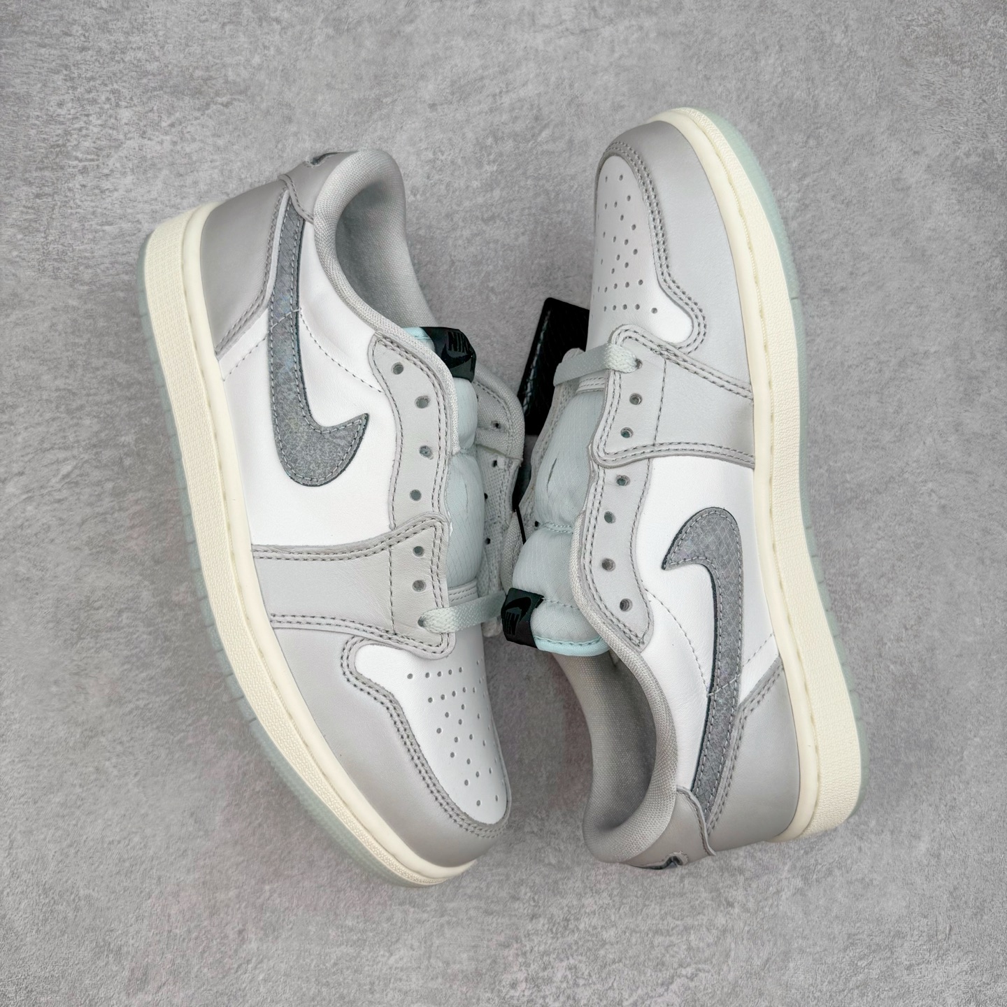 图片[3]-＃XC纯原 Air Jordan AJ1 Retro Low OG CNY蛇年限定 白灰渐变 HF3144-100 XC原厂全套原楦原纸板冲刀磨具开发 原厂皮料加持 原厂港宝加持定型后跟R度完美 同源原厂电绣 鬼脸飞翼针数密度立体效果一致 百分百一致原鞋 原厂拉帮工艺 针距密度一致 后跟弧度收口自然不对折 极致一眼正品既视感 进口玻璃冲刀皮料裁剪零毛边 全鞋电脑针车工艺 品控清洁度最高QC检验标准 免检产品 原厂订购鞋盒、鞋标、防尘纸、鞋撑、鞋带 追求极致的原厂味道 尺码：36 36.5 37.5 38 38.5 39 40 40.5 41 42 42.5 43 44 44.5 45 46 47.5-选品中心