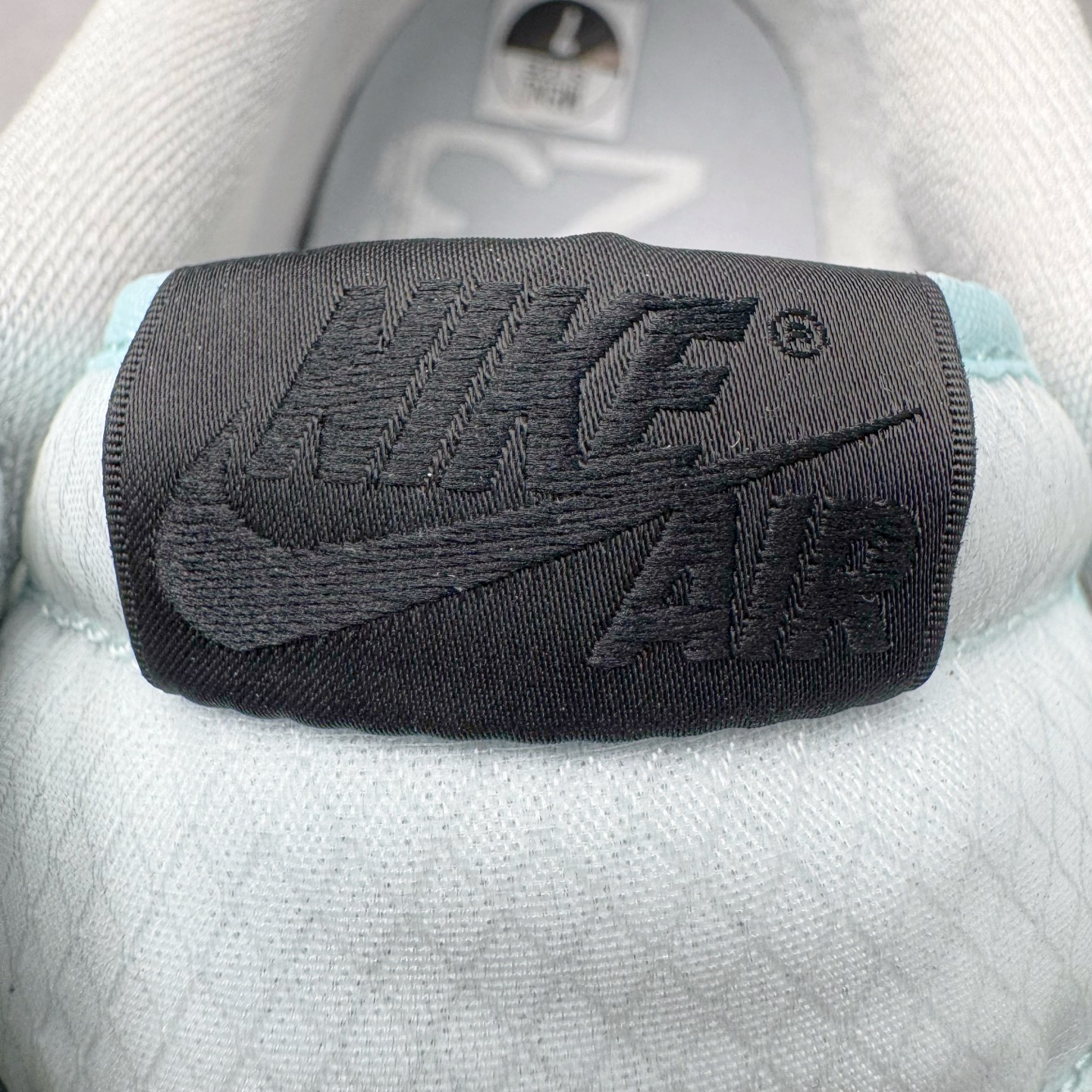 图片[14]-＃XC纯原 Air Jordan AJ1 Retro Low OG CNY蛇年限定 白灰渐变 HF3144-100 XC原厂全套原楦原纸板冲刀磨具开发 原厂皮料加持 原厂港宝加持定型后跟R度完美 同源原厂电绣 鬼脸飞翼针数密度立体效果一致 百分百一致原鞋 原厂拉帮工艺 针距密度一致 后跟弧度收口自然不对折 极致一眼正品既视感 进口玻璃冲刀皮料裁剪零毛边 全鞋电脑针车工艺 品控清洁度最高QC检验标准 免检产品 原厂订购鞋盒、鞋标、防尘纸、鞋撑、鞋带 追求极致的原厂味道 尺码：36 36.5 37.5 38 38.5 39 40 40.5 41 42 42.5 43 44 44.5 45 46 47.5-选品中心