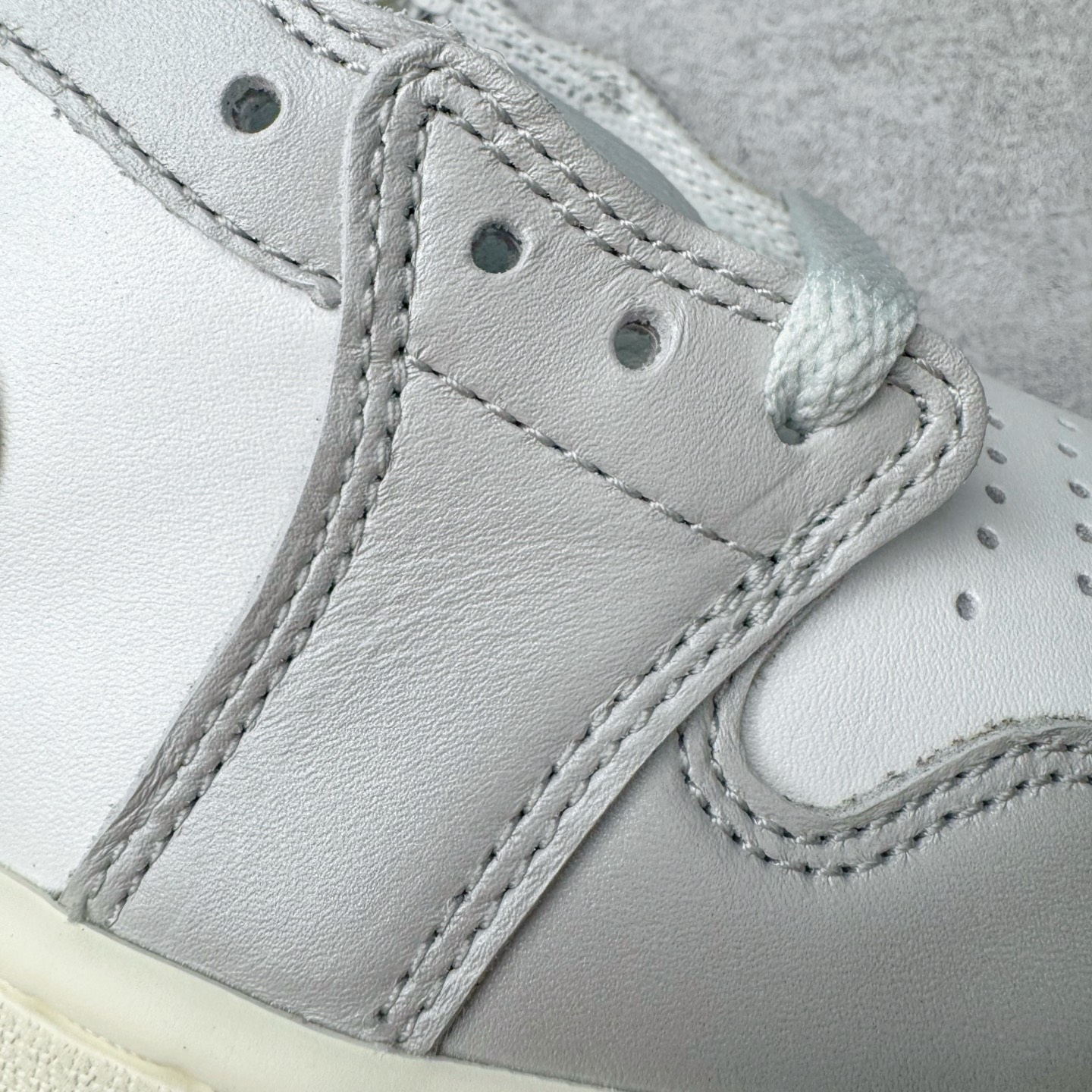 图片[16]-＃XC纯原 Air Jordan AJ1 Retro Low OG CNY蛇年限定 白灰渐变 HF3144-100 XC原厂全套原楦原纸板冲刀磨具开发 原厂皮料加持 原厂港宝加持定型后跟R度完美 同源原厂电绣 鬼脸飞翼针数密度立体效果一致 百分百一致原鞋 原厂拉帮工艺 针距密度一致 后跟弧度收口自然不对折 极致一眼正品既视感 进口玻璃冲刀皮料裁剪零毛边 全鞋电脑针车工艺 品控清洁度最高QC检验标准 免检产品 原厂订购鞋盒、鞋标、防尘纸、鞋撑、鞋带 追求极致的原厂味道 尺码：36 36.5 37.5 38 38.5 39 40 40.5 41 42 42.5 43 44 44.5 45 46 47.5-选品中心