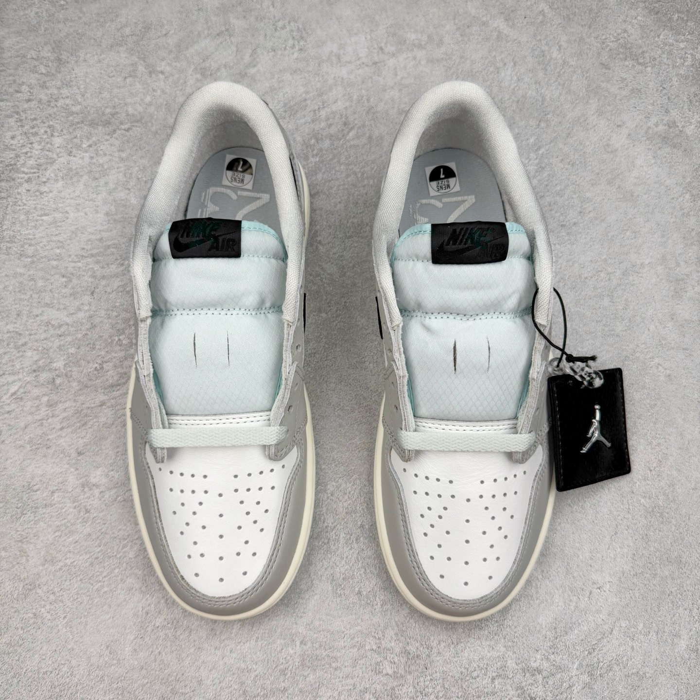 图片[2]-＃XC纯原 Air Jordan AJ1 Retro Low OG CNY蛇年限定 白灰渐变 HF3144-100 XC原厂全套原楦原纸板冲刀磨具开发 原厂皮料加持 原厂港宝加持定型后跟R度完美 同源原厂电绣 鬼脸飞翼针数密度立体效果一致 百分百一致原鞋 原厂拉帮工艺 针距密度一致 后跟弧度收口自然不对折 极致一眼正品既视感 进口玻璃冲刀皮料裁剪零毛边 全鞋电脑针车工艺 品控清洁度最高QC检验标准 免检产品 原厂订购鞋盒、鞋标、防尘纸、鞋撑、鞋带 追求极致的原厂味道 尺码：36 36.5 37.5 38 38.5 39 40 40.5 41 42 42.5 43 44 44.5 45 46 47.5-选品中心