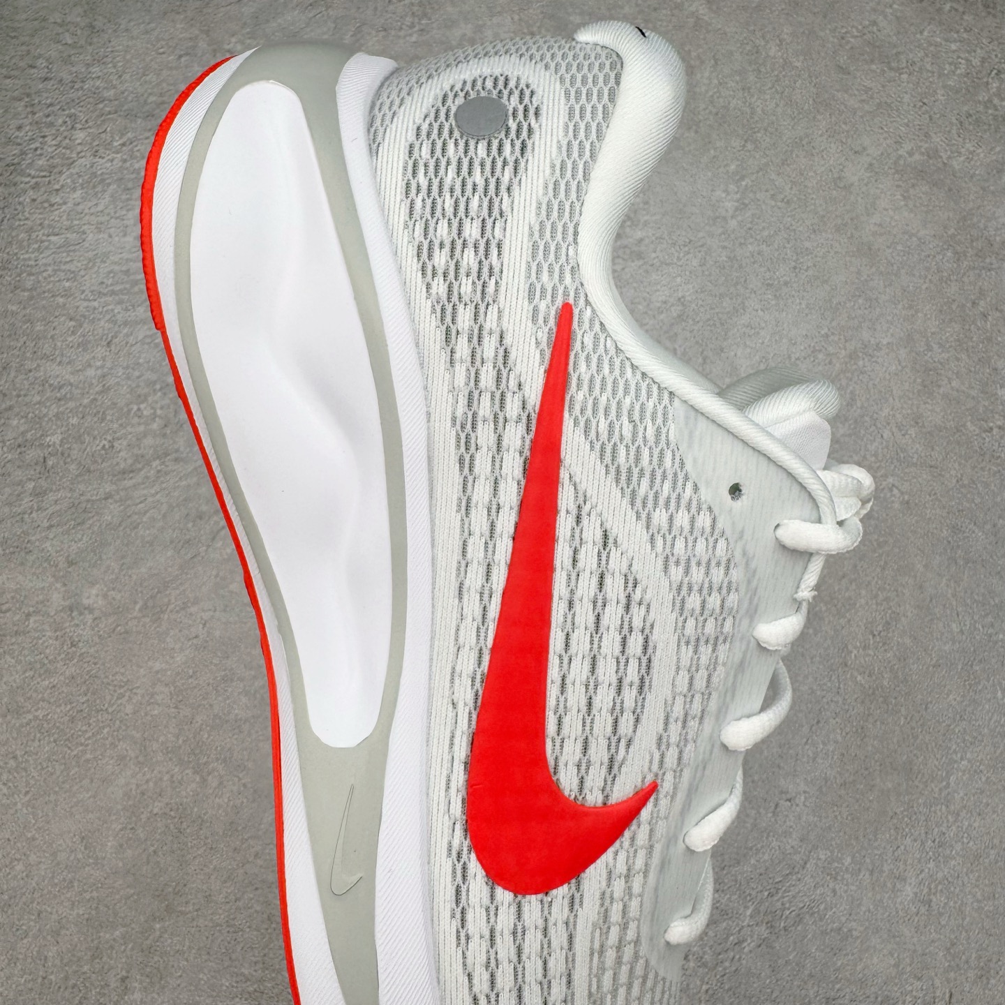 图片[6]-＃TG纯原 NK Journey Run 旅程慢跑系列低帮轻质缓震休闲运动公路跑步鞋 FN0228-106 采用科技织法轻盈织物合成鞋面材质 搭载柔软厚实ComfiRide 泡绵缓震组合外置防滑耐磨橡胶底片 穿上 Journey Run 公路跑步鞋 尽情畅跑 享受每一步的风景 搭载柔软厚实的 ComfiRide 泡绵缓震配置 助你征服充满挑战的路面 大步流星 微笑前行 该鞋款舒适非凡 让你爱不释脚 尺码：35.5 36 36.5 37.5 38 38.5 39 40 40.5 41 42 42.5 43 44 44.5 45-选品中心