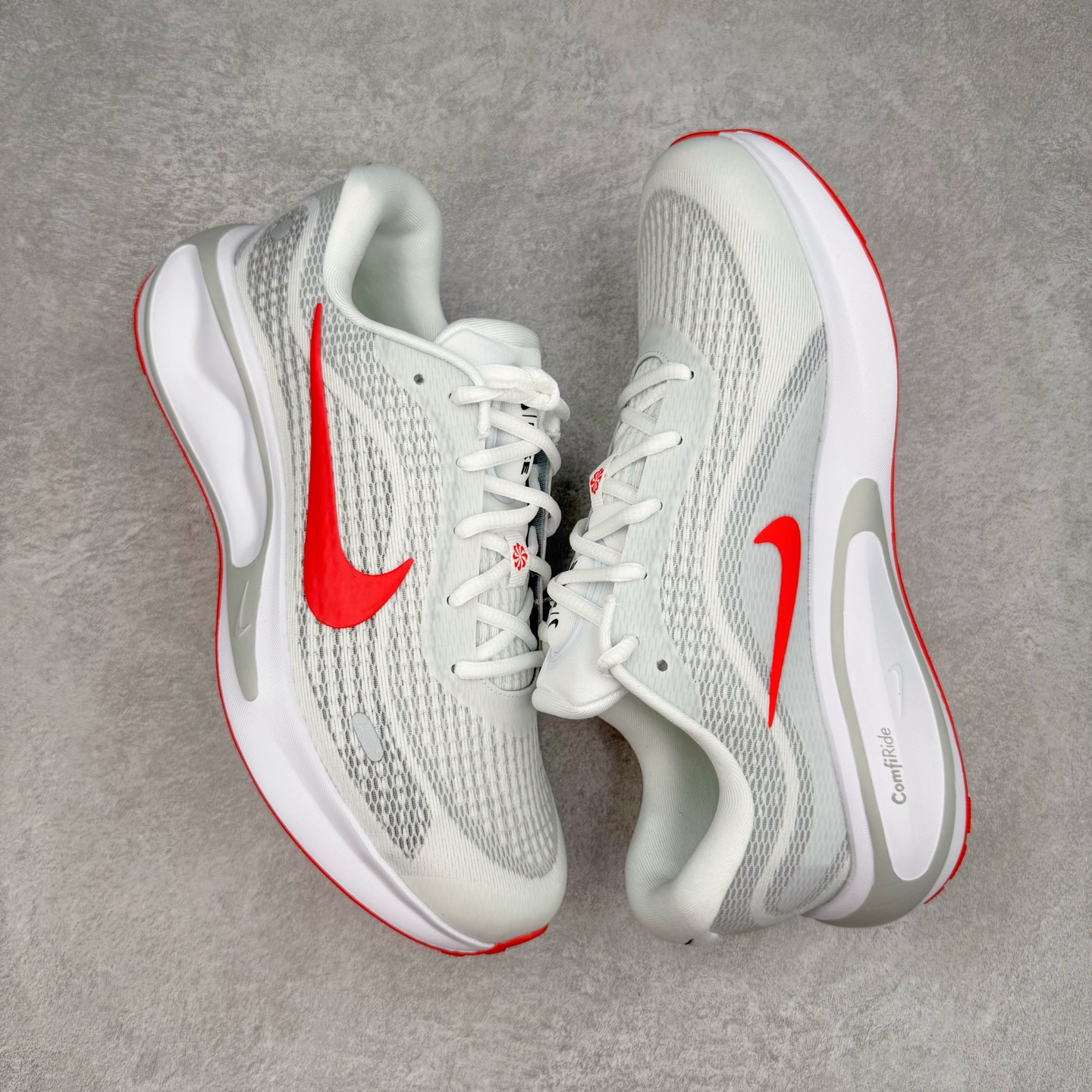 图片[3]-＃TG纯原 NK Journey Run 旅程慢跑系列低帮轻质缓震休闲运动公路跑步鞋 FN0228-106 采用科技织法轻盈织物合成鞋面材质 搭载柔软厚实ComfiRide 泡绵缓震组合外置防滑耐磨橡胶底片 穿上 Journey Run 公路跑步鞋 尽情畅跑 享受每一步的风景 搭载柔软厚实的 ComfiRide 泡绵缓震配置 助你征服充满挑战的路面 大步流星 微笑前行 该鞋款舒适非凡 让你爱不释脚 尺码：35.5 36 36.5 37.5 38 38.5 39 40 40.5 41 42 42.5 43 44 44.5 45-选品中心