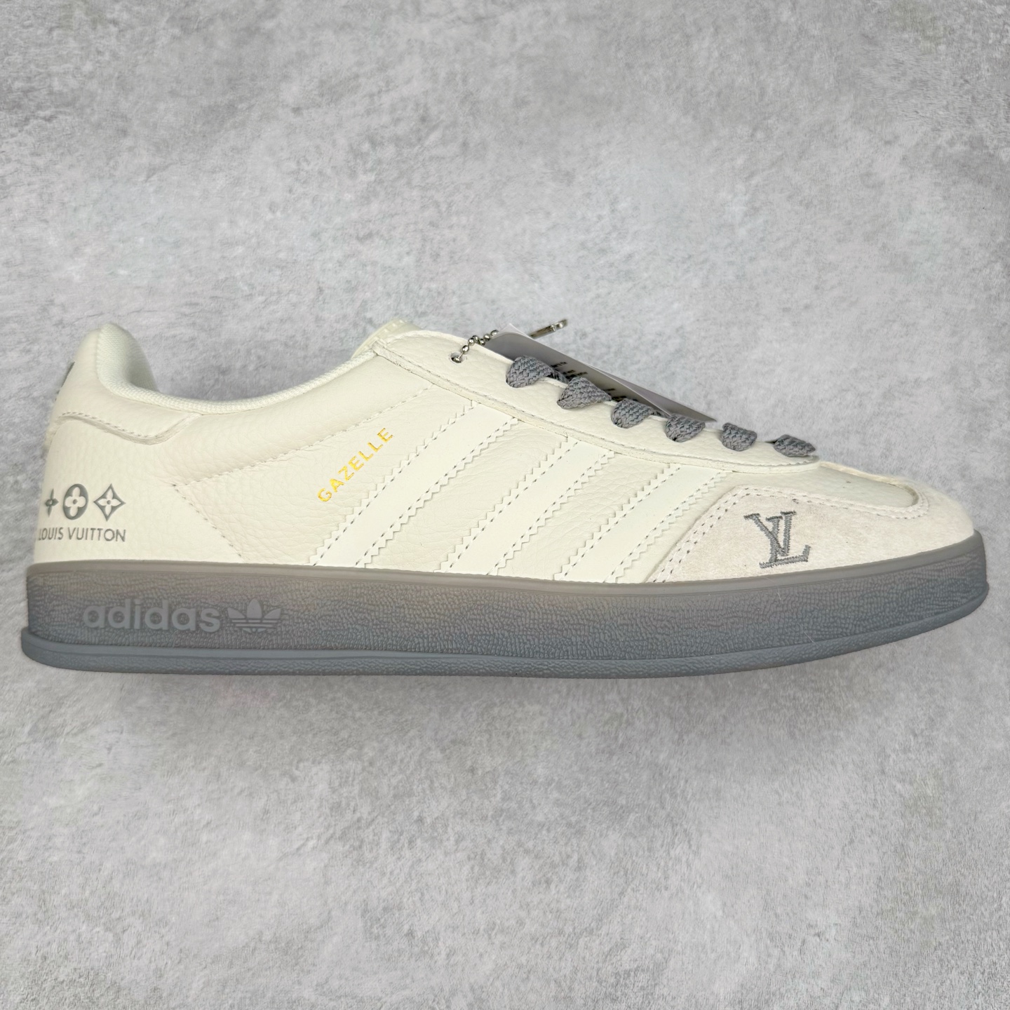 ＃C2 AD Gazelle Indoor Trainers 羚羊内训系列低帮复古百搭休闲运动德训风板鞋 DM1234 90年代经典的复刻版！自60年代以足球训练鞋面世以来,Gazelle就以其经典设计席卷全球。1991年版本的复刻,再造经典Gazelle。采用皮革打造,搭配浊色细节,让这款经典更加简约。尺码：36 36⅔ 37⅓ 38 38⅔ 39⅓ 40 40⅔ 41⅓ 42 42⅔ 43⅓ 44⅓ 44⅔ 45-选品中心