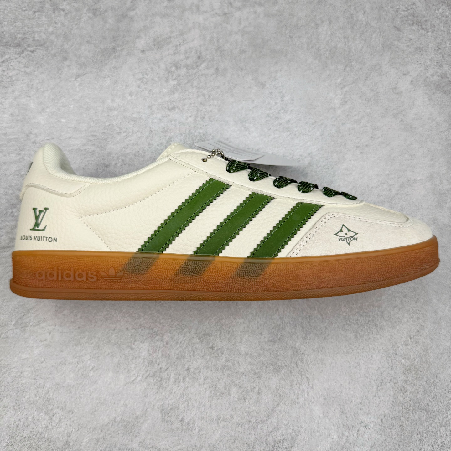 ＃C2 AD Gazelle Indoor Trainers 羚羊内训系列低帮复古百搭休闲运动德训风板鞋 DM1234 90年代经典的复刻版！自60年代以足球训练鞋面世以来,Gazelle就以其经典设计席卷全球。1991年版本的复刻,再造经典Gazelle。采用皮革打造,搭配浊色细节,让这款经典更加简约。尺码：36 36⅔ 37⅓ 38 38⅔ 39⅓ 40 40⅔ 41⅓ 42 42⅔ 43⅓ 44⅓ 44⅔ 45-选品中心