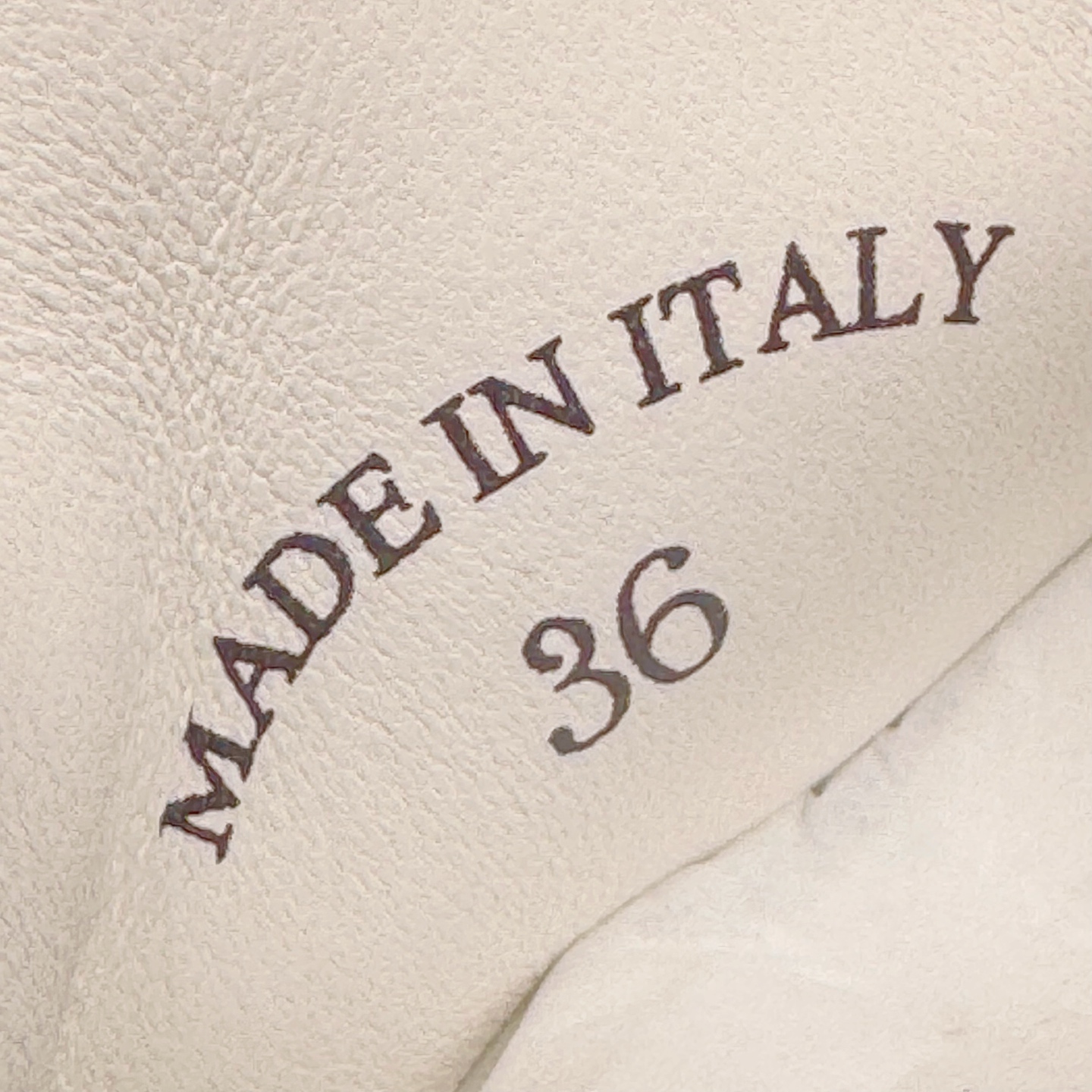 图片[11]-＃GD广顶 Loro Piana Tennis Walk Low 生活系列低帮复古百搭德训风休闲运动板鞋 意大利顶级奢侈品牌·诺悠翩雅 这款新款绒面革网球鞋采用超低帮设计 适合全年穿着 并具有防水性能 包边鞋底营造轻松迷人的色彩组合 将功能性与低调个性风格和谐融合 打造都市着装的理想鞋履选择 鞋跟处饰以Kummel色嵌片 柔软小牛皮鞋舌 压印LP徽标 棉质鞋带 材质：鞋面：牛剖层绒面革 鞋底：橡胶 衬里：牛皮革 尺码：37 38 39 40 41 42 43 44 45-选品中心