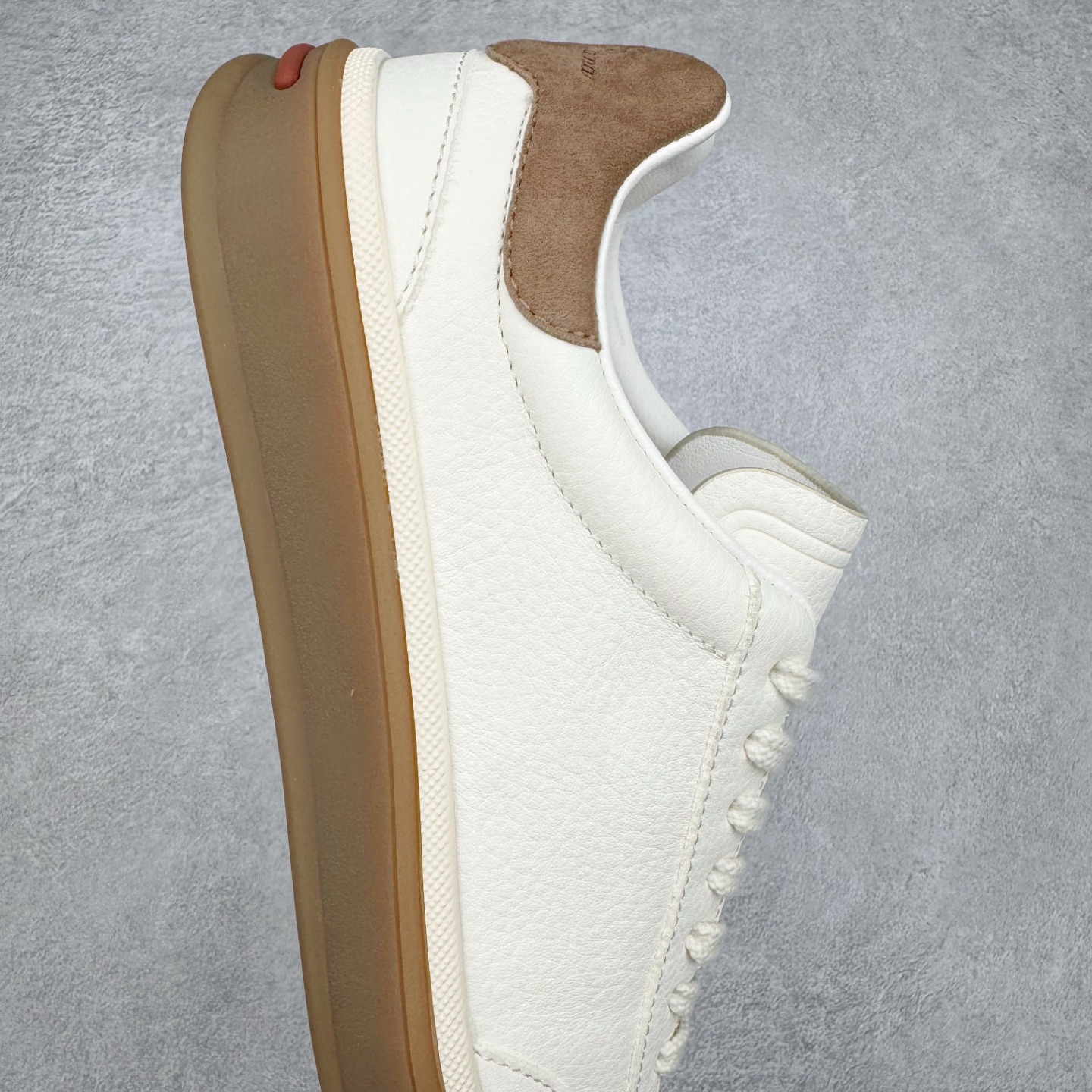 图片[6]-＃GD广顶 Loro Piana Tennis Walk Low 生活系列低帮复古百搭德训风休闲运动板鞋 意大利顶级奢侈品牌·诺悠翩雅 这款新款绒面革网球鞋采用超低帮设计 适合全年穿着 并具有防水性能 包边鞋底营造轻松迷人的色彩组合 将功能性与低调个性风格和谐融合 打造都市着装的理想鞋履选择 鞋跟处饰以Kummel色嵌片 柔软小牛皮鞋舌 压印LP徽标 棉质鞋带 材质：鞋面：牛剖层绒面革 鞋底：橡胶 衬里：牛皮革 尺码：37 38 39 40 41 42 43 44 45-选品中心