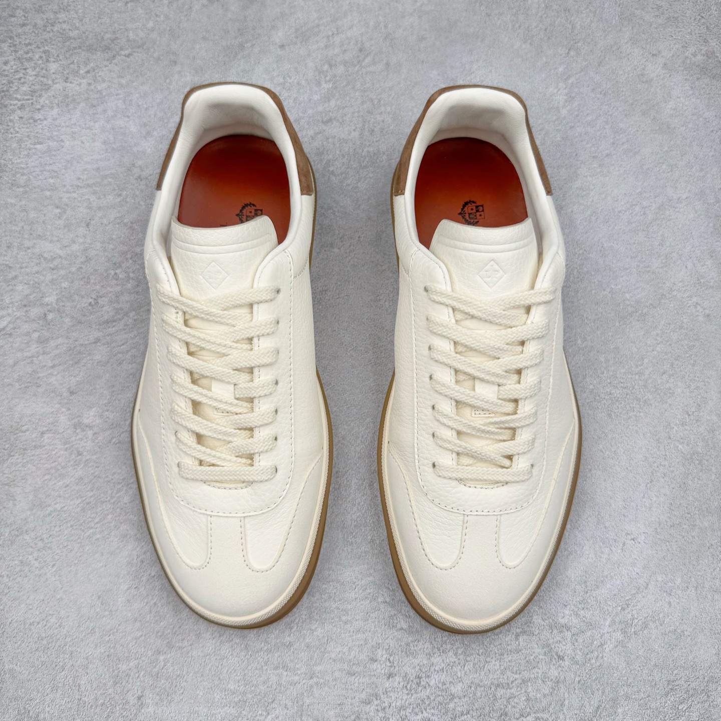 图片[2]-＃GD广顶 Loro Piana Tennis Walk Low 生活系列低帮复古百搭德训风休闲运动板鞋 意大利顶级奢侈品牌·诺悠翩雅 这款新款绒面革网球鞋采用超低帮设计 适合全年穿着 并具有防水性能 包边鞋底营造轻松迷人的色彩组合 将功能性与低调个性风格和谐融合 打造都市着装的理想鞋履选择 鞋跟处饰以Kummel色嵌片 柔软小牛皮鞋舌 压印LP徽标 棉质鞋带 材质：鞋面：牛剖层绒面革 鞋底：橡胶 衬里：牛皮革 尺码：37 38 39 40 41 42 43 44 45-选品中心