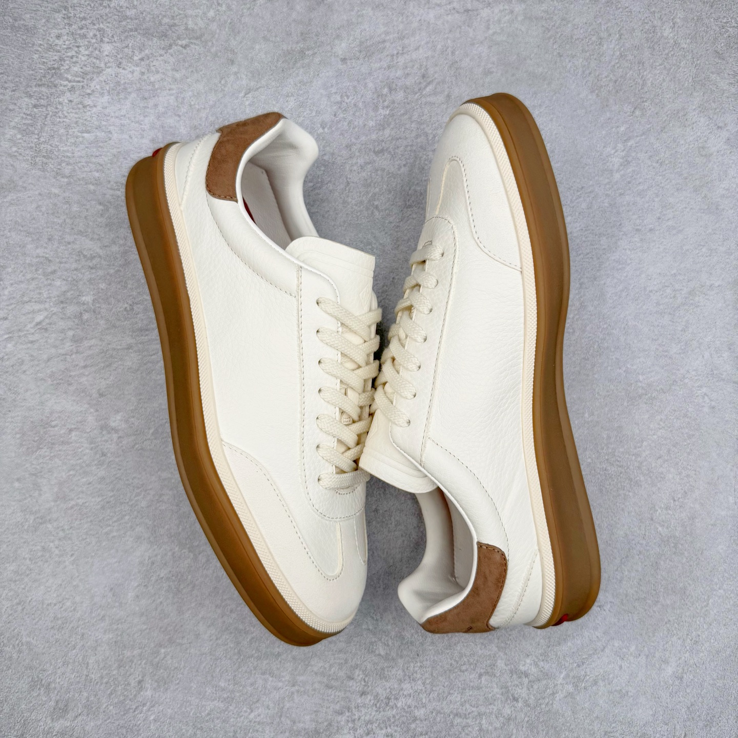 图片[3]-＃GD广顶 Loro Piana Tennis Walk Low 生活系列低帮复古百搭德训风休闲运动板鞋 意大利顶级奢侈品牌·诺悠翩雅 这款新款绒面革网球鞋采用超低帮设计 适合全年穿着 并具有防水性能 包边鞋底营造轻松迷人的色彩组合 将功能性与低调个性风格和谐融合 打造都市着装的理想鞋履选择 鞋跟处饰以Kummel色嵌片 柔软小牛皮鞋舌 压印LP徽标 棉质鞋带 材质：鞋面：牛剖层绒面革 鞋底：橡胶 衬里：牛皮革 尺码：37 38 39 40 41 42 43 44 45-选品中心