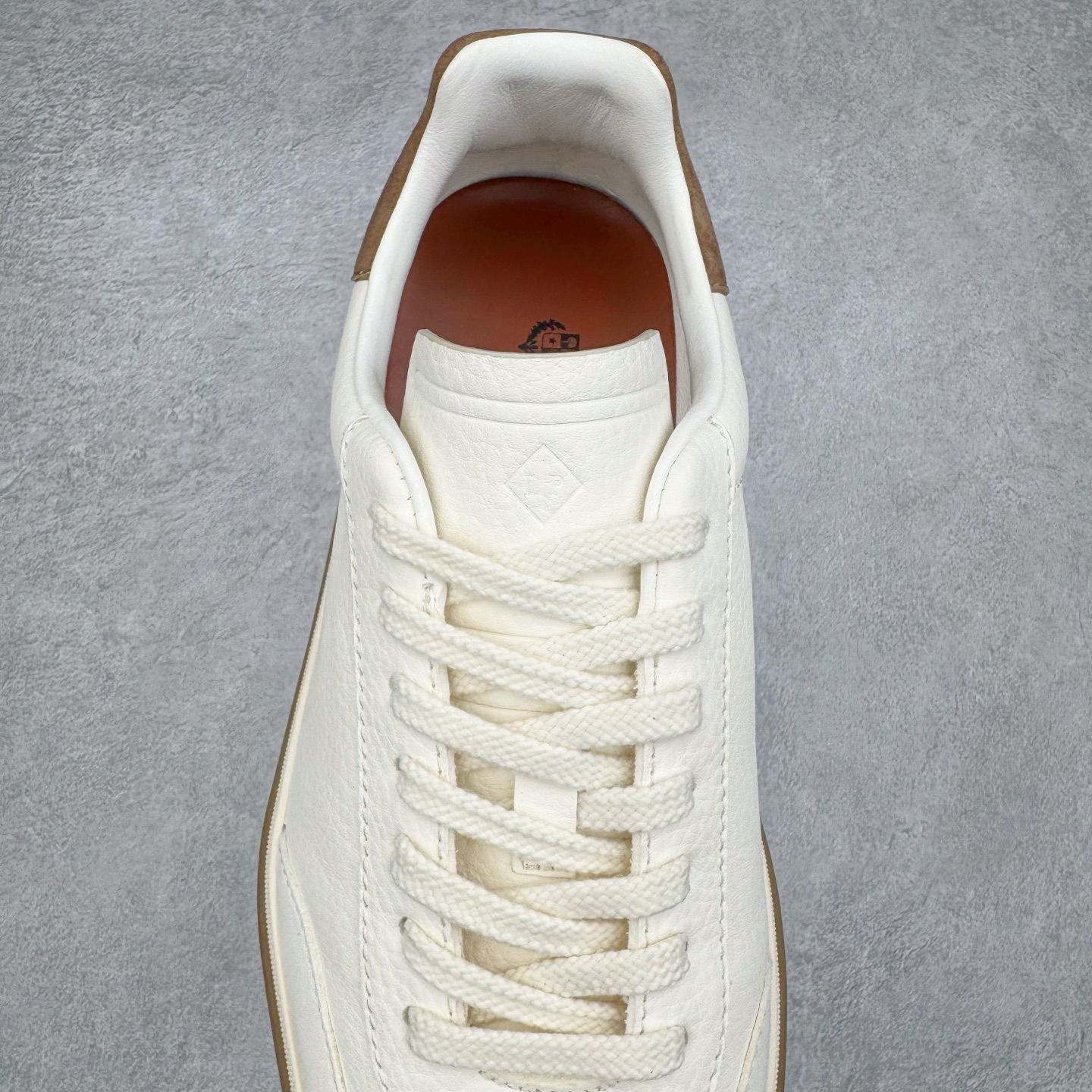 图片[5]-＃GD广顶 Loro Piana Tennis Walk Low 生活系列低帮复古百搭德训风休闲运动板鞋 意大利顶级奢侈品牌·诺悠翩雅 这款新款绒面革网球鞋采用超低帮设计 适合全年穿着 并具有防水性能 包边鞋底营造轻松迷人的色彩组合 将功能性与低调个性风格和谐融合 打造都市着装的理想鞋履选择 鞋跟处饰以Kummel色嵌片 柔软小牛皮鞋舌 压印LP徽标 棉质鞋带 材质：鞋面：牛剖层绒面革 鞋底：橡胶 衬里：牛皮革 尺码：37 38 39 40 41 42 43 44 45-选品中心