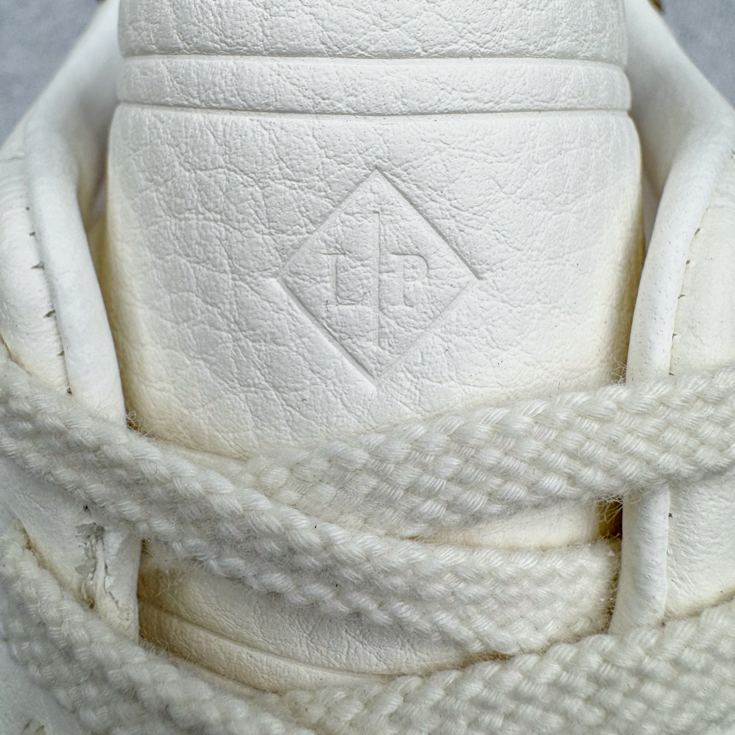 图片[14]-＃GD广顶 Loro Piana Tennis Walk Low 生活系列低帮复古百搭德训风休闲运动板鞋 意大利顶级奢侈品牌·诺悠翩雅 这款新款绒面革网球鞋采用超低帮设计 适合全年穿着 并具有防水性能 包边鞋底营造轻松迷人的色彩组合 将功能性与低调个性风格和谐融合 打造都市着装的理想鞋履选择 鞋跟处饰以Kummel色嵌片 柔软小牛皮鞋舌 压印LP徽标 棉质鞋带 材质：鞋面：牛剖层绒面革 鞋底：橡胶 衬里：牛皮革 尺码：37 38 39 40 41 42 43 44 45-选品中心