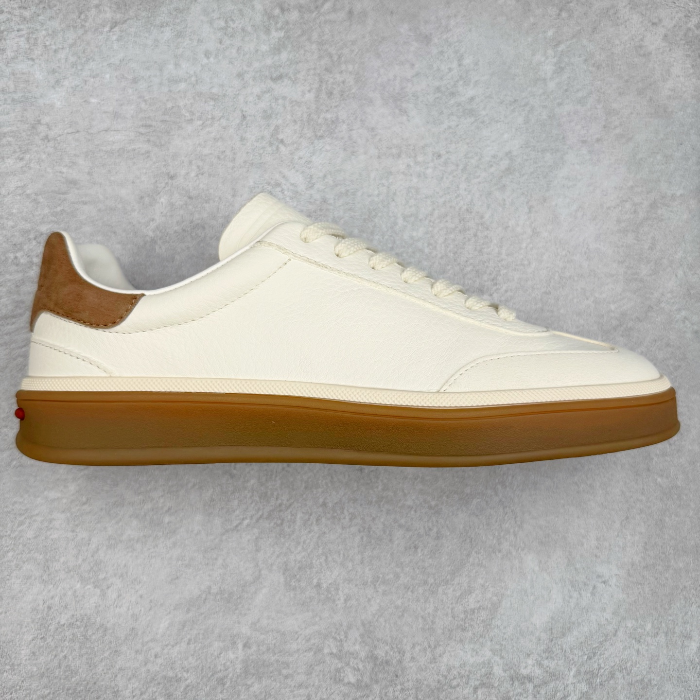 ＃GD广顶 Loro Piana Tennis Walk Low 生活系列低帮复古百搭德训风休闲运动板鞋 意大利顶级奢侈品牌·诺悠翩雅 这款新款绒面革网球鞋采用超低帮设计 适合全年穿着 并具有防水性能 包边鞋底营造轻松迷人的色彩组合 将功能性与低调个性风格和谐融合 打造都市着装的理想鞋履选择 鞋跟处饰以Kummel色嵌片 柔软小牛皮鞋舌 压印LP徽标 棉质鞋带 材质：鞋面：牛剖层绒面革 鞋底：橡胶 衬里：牛皮革 尺码：37 38 39 40 41 42 43 44 45-选品中心