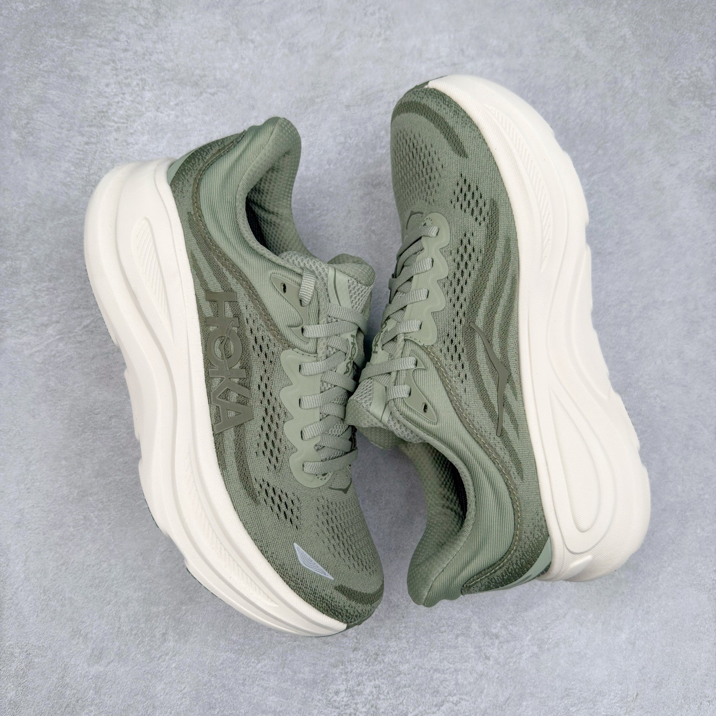 图片[9]-＃HK纯原 HOKA ONE ONE Clifton 克里夫顿10代专业性能减震公路跑步鞋 轻盈透气的针织网面和纱线的使用让鞋面更挺拔 增强鞋面的强度和支撑性能 搭配柔软的鞋舌 让双脚在舒适包裹中跑的更加畅快 全新泡棉中底 柔软的同时增强回弹性能 为不同跑者提供更平稳流畅的脚感 带来全面的缓冲保护 根据人体工程学设计的延长拉襟 后跟处弹软的海绵填充舒适固定 避免掉跟和摩擦 相比上一代光滑的内衬 Clifton 的内衬增强了摩擦力 避免双脚在鞋内滑动 尺码：36 36.5 37.5 38 38.5 39 40 40.5 41 42 42.5 43 44 44.5 45-选品中心