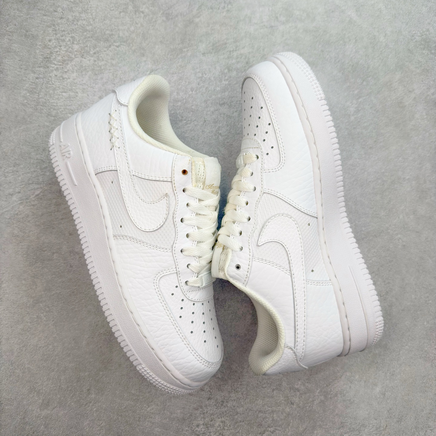 图片[3]-＃XT纯原 NK Air Force 1´07 Low 空军一号低帮百搭休闲运动板鞋 DZ4711-100 顶级批次 2022全新楦头鞋型 鱼鳞大底 历时开发三个月 清洁度完美 二维码鞋标 内置芯片及solo气垫 大底高度及其弧度依照正品 钢印 logo刺绣 鞋口弧度 鞋头长度 鞋面冲孔 鞋垫背胶及钢印 完美鞋型对比正品 每一处都是细节满满 柔软、弹性十足的缓震性能和出色的中底设计 横跨复古与现代的外型结合 造就出风靡全球 三十多年的Force 1 直到今天还深受青睐 实拍调校N版已经零色差零失真 百分百还原实物色彩所见即所得 不存在货不对板色差等低级问题 选购参考实物拍摄 不混卖不参货 只用心做好货严格选品 承诺混一赔十 尺码：36 36.5 37.5 38 38.5 39 40 40.5 41 42 42.5 43 44 44.5 45-选品中心