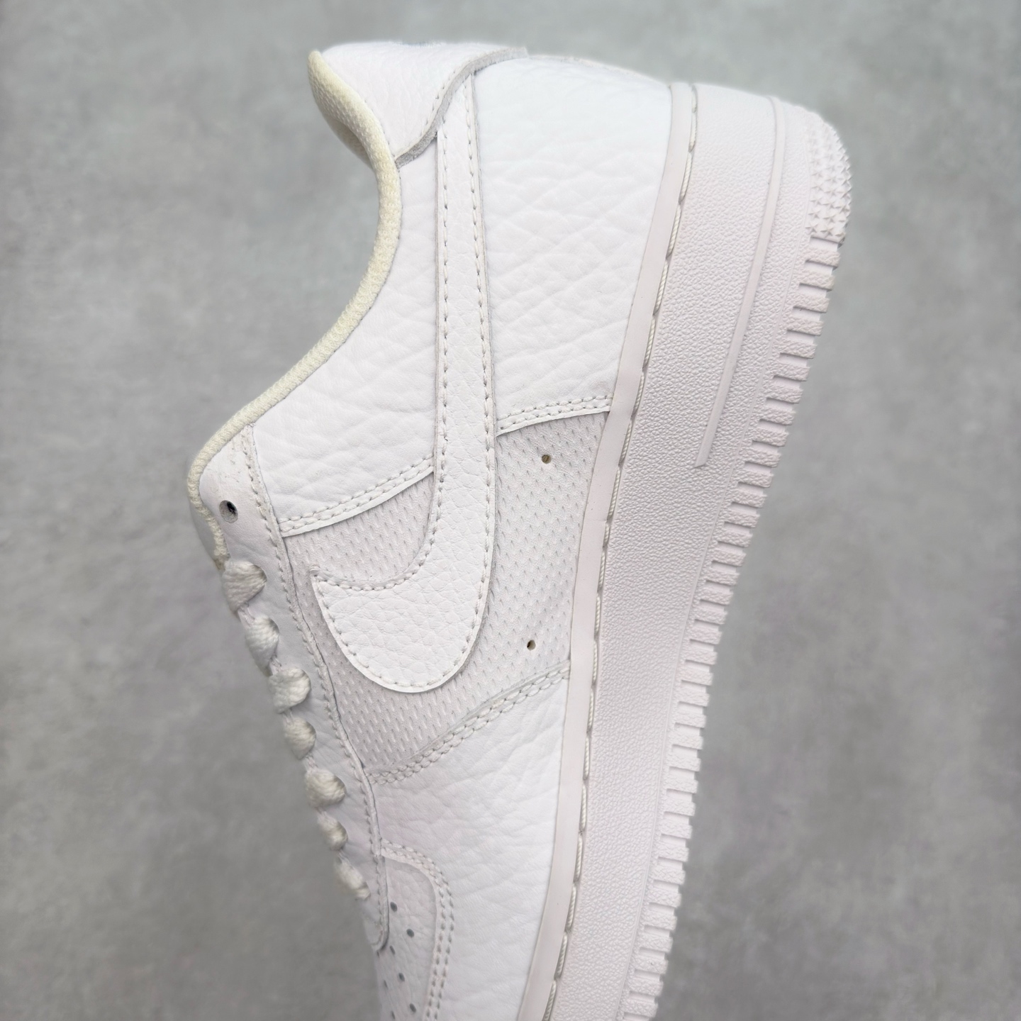 图片[7]-＃XT纯原 NK Air Force 1´07 Low 空军一号低帮百搭休闲运动板鞋 DZ4711-100 顶级批次 2022全新楦头鞋型 鱼鳞大底 历时开发三个月 清洁度完美 二维码鞋标 内置芯片及solo气垫 大底高度及其弧度依照正品 钢印 logo刺绣 鞋口弧度 鞋头长度 鞋面冲孔 鞋垫背胶及钢印 完美鞋型对比正品 每一处都是细节满满 柔软、弹性十足的缓震性能和出色的中底设计 横跨复古与现代的外型结合 造就出风靡全球 三十多年的Force 1 直到今天还深受青睐 实拍调校N版已经零色差零失真 百分百还原实物色彩所见即所得 不存在货不对板色差等低级问题 选购参考实物拍摄 不混卖不参货 只用心做好货严格选品 承诺混一赔十 尺码：36 36.5 37.5 38 38.5 39 40 40.5 41 42 42.5 43 44 44.5 45-选品中心